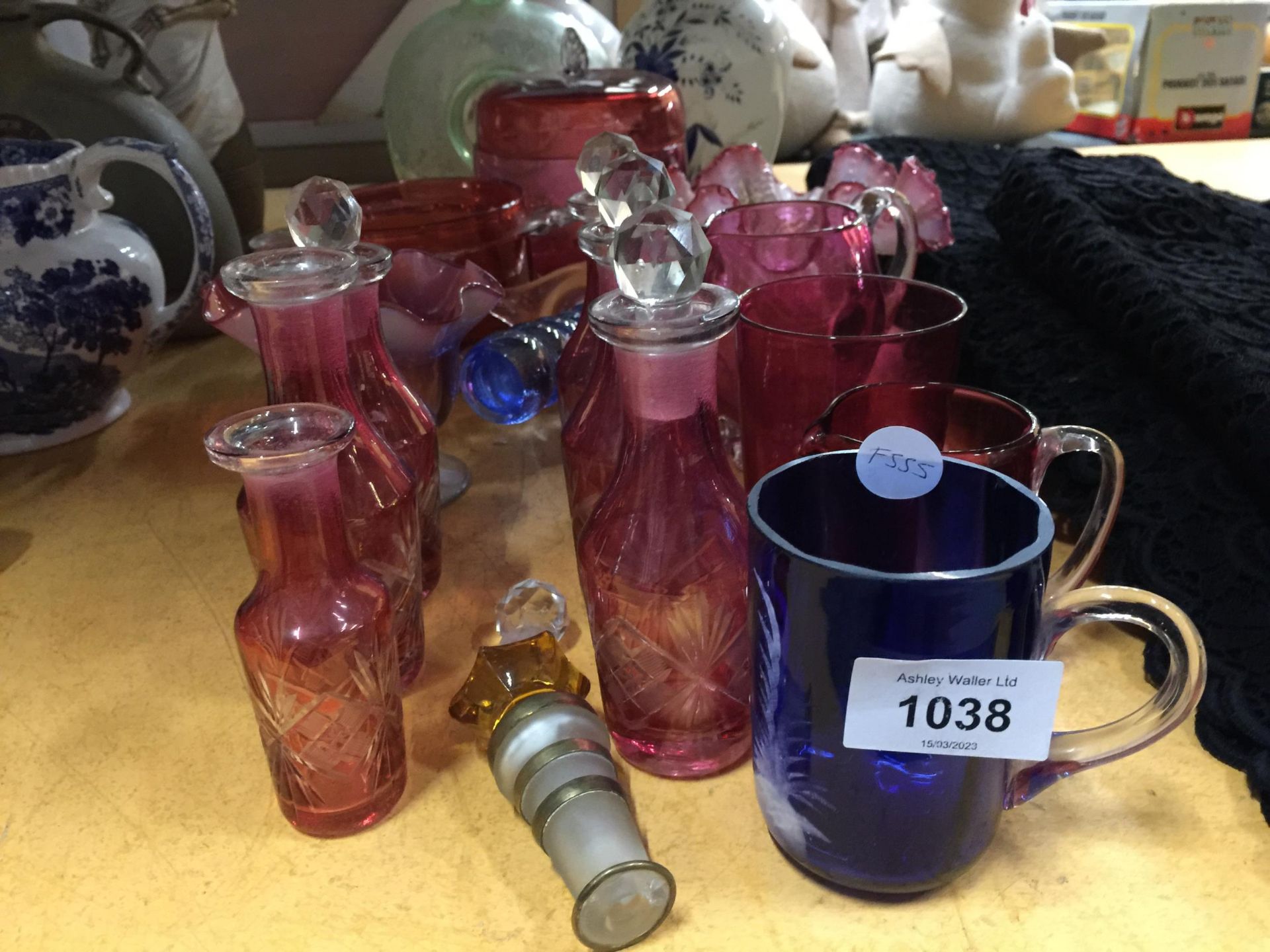 A QUANTITY OF VINTAGE GLASSWARE TO INCLUDE CRANBERRY BOWLS, BOTTLES WITH STOPPERS, JUGS, ETC PLUS - Image 4 of 4