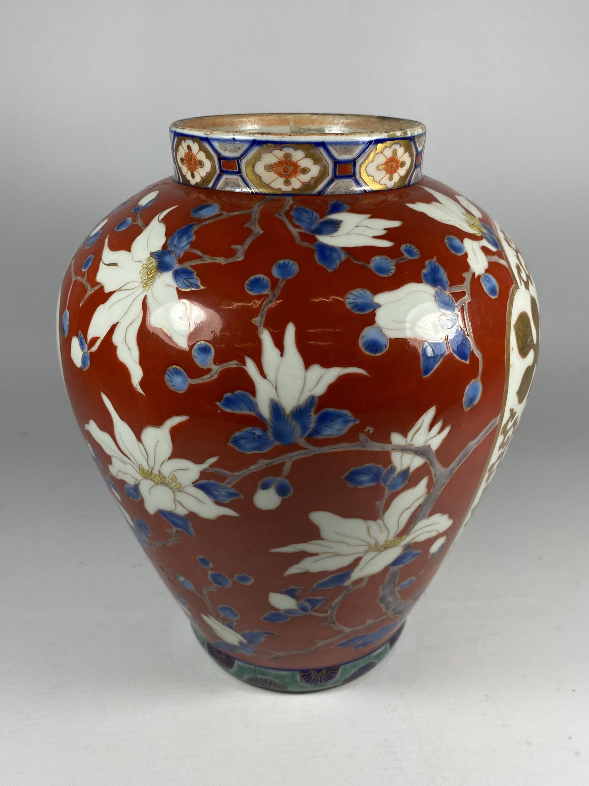 A LARGE JAPANESE MEIJI PERIOD (1868-1912) OVOID FORM WITH RED ENAMEL AND FLORAL DESIGN, HEIGHT 24CM - Image 2 of 6