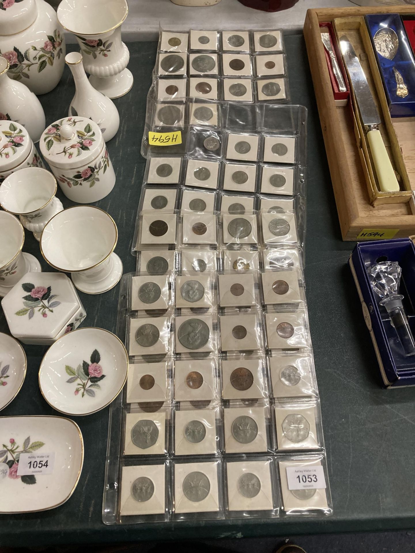 A LARGE QUANTITY OF DECIMAL AND PLRE-DECIMAL COINS TO INCLUDE A WINSTON CHURCHILL CROWN, ETC