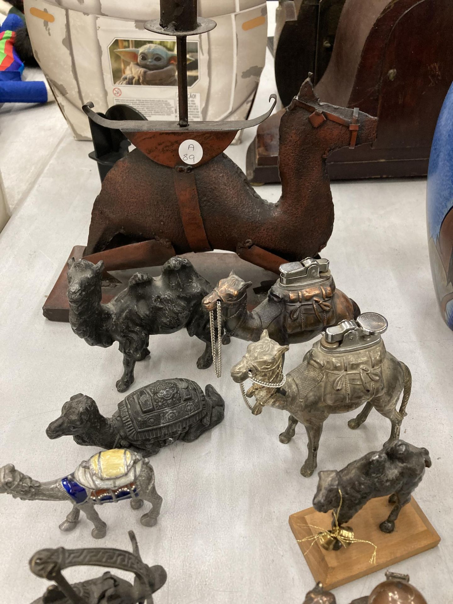 A ALRGE QUANTITY OF CAMEL RELATED ITEMS TO INCLUDE MODELS, LIGHTERS, TRINKET BOXES, CALENDARS ETC - Image 2 of 3