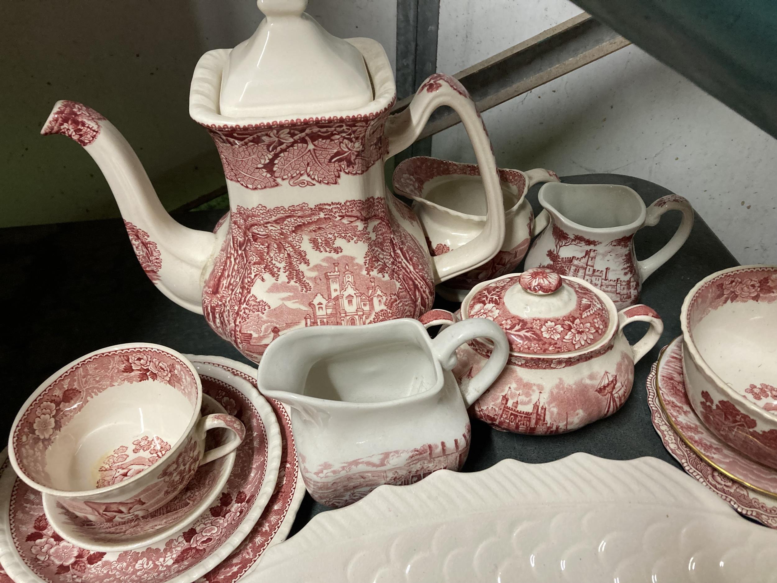 A LARGE QUANTITY OF RED AND WHITE STAFFORDSHIRE POTTERY TO INCLUDE A FISH PLATTER, COFFEE POT, CUPS, - Image 2 of 3