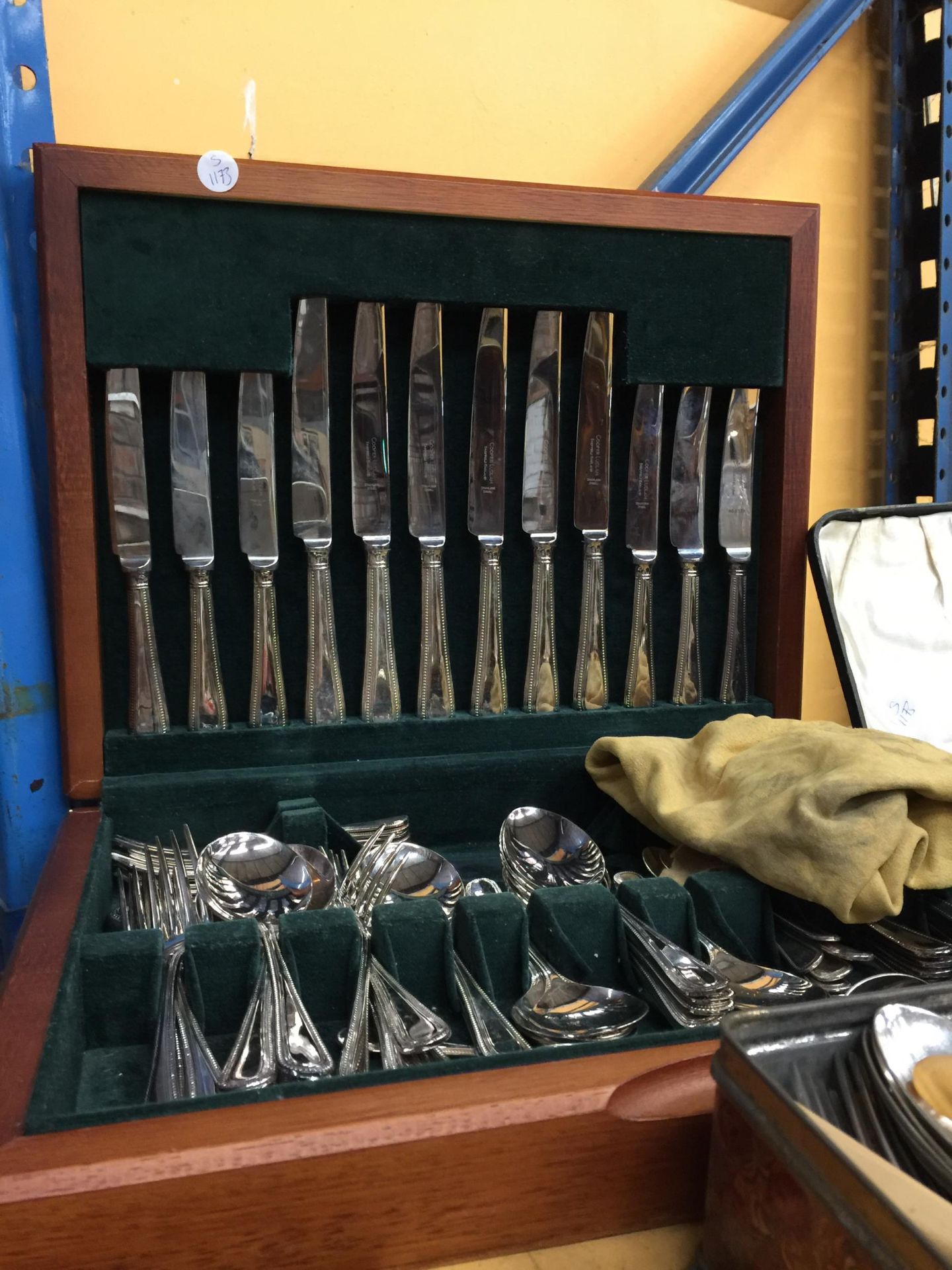 A LARGE QUANTITY OF BOXED VINTAGE FLATWARE TO INCLUDE KNIVES, FORKS, SPOONS, ETC - Image 2 of 4