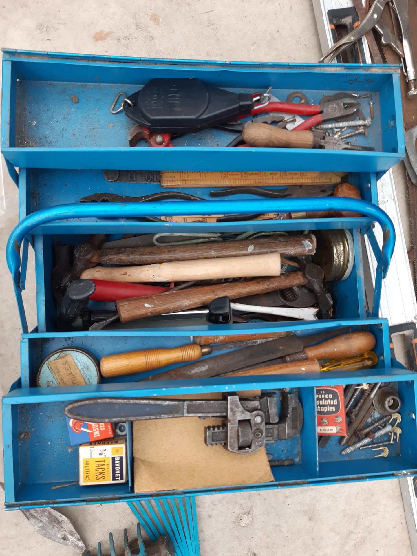 A METAL TOOL BOX CONTAINING AN ASSORTMENT OF TOOLS TO INCLUDE HAMMERS AND PLIERS ETC - Image 2 of 2
