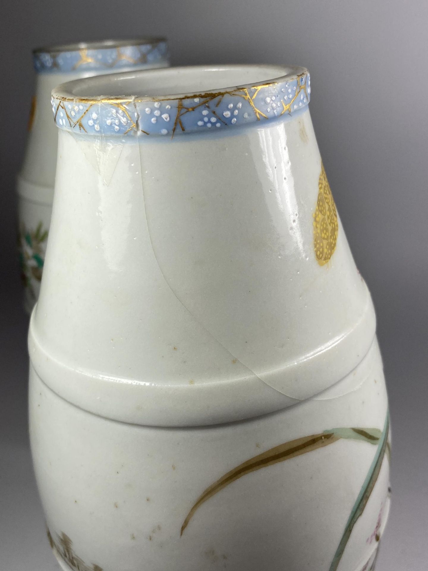 A PAIR OF JAPANESE EGGSHELL VASES WITH BIRD AND FLORAL DESIGN, UNMARKED TO BASE, HEIGHT 25CM - Image 3 of 4