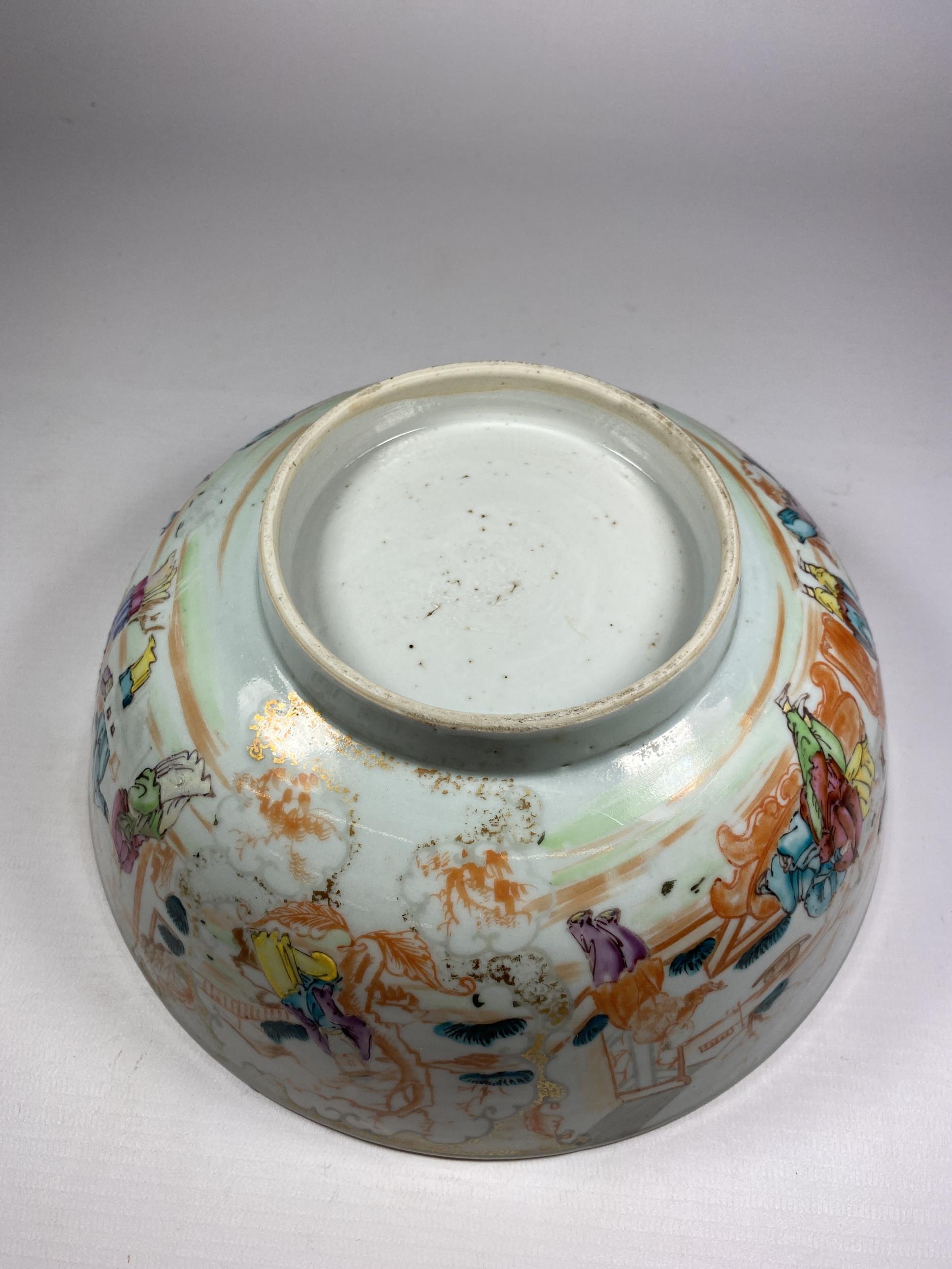 A LATE 18TH CENTURY CHINESE PORCELAIN PUNCH / FRUIT BOWL DEPICTING FIGURES, DIAMETER 23CM (A/F) - Image 6 of 9