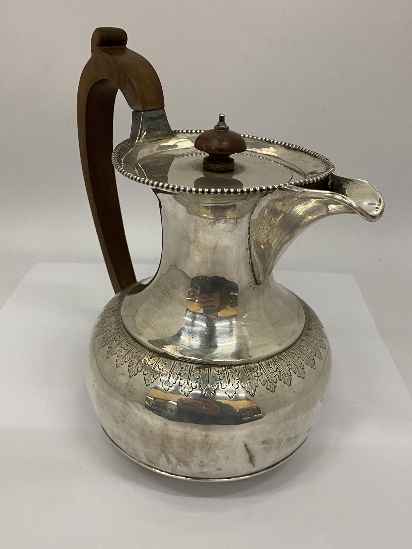 AN EDINBURGH HALLMARKED SILVER COFFEE POT, WEIGHT 538G