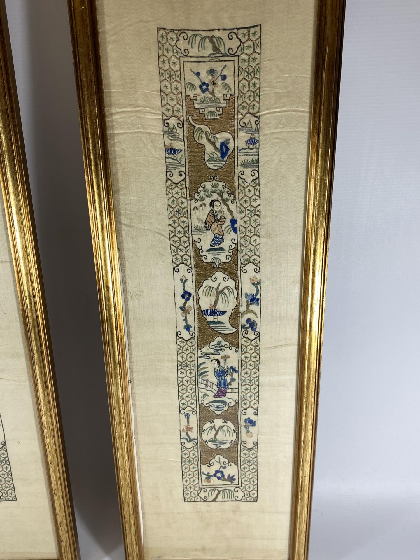 A LARGE PAIR OF GILT FRAMED CHINESE SILK PICTURES, 107 X 19CM - Image 3 of 5