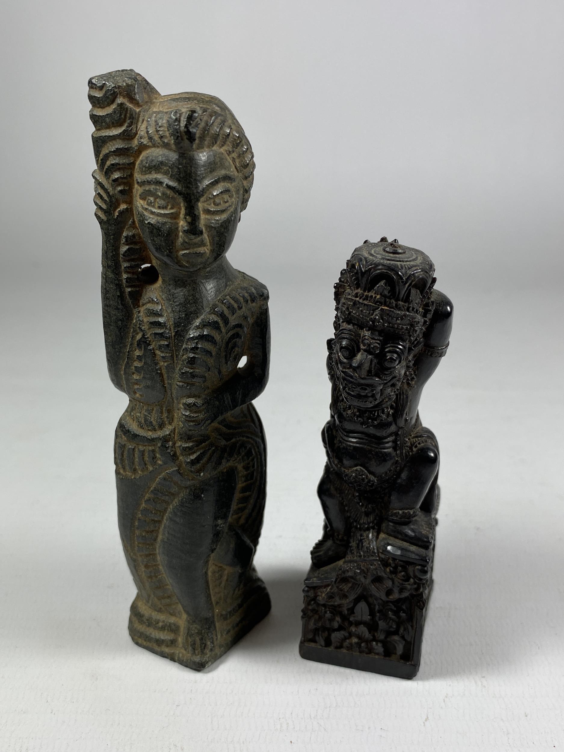 TWO UNUSUAL ITEMS TO INCLUDE A CHINESE DRAGON DESIGN SEAL AND POTTERY FIGURE, HEIGHT 13.5CM