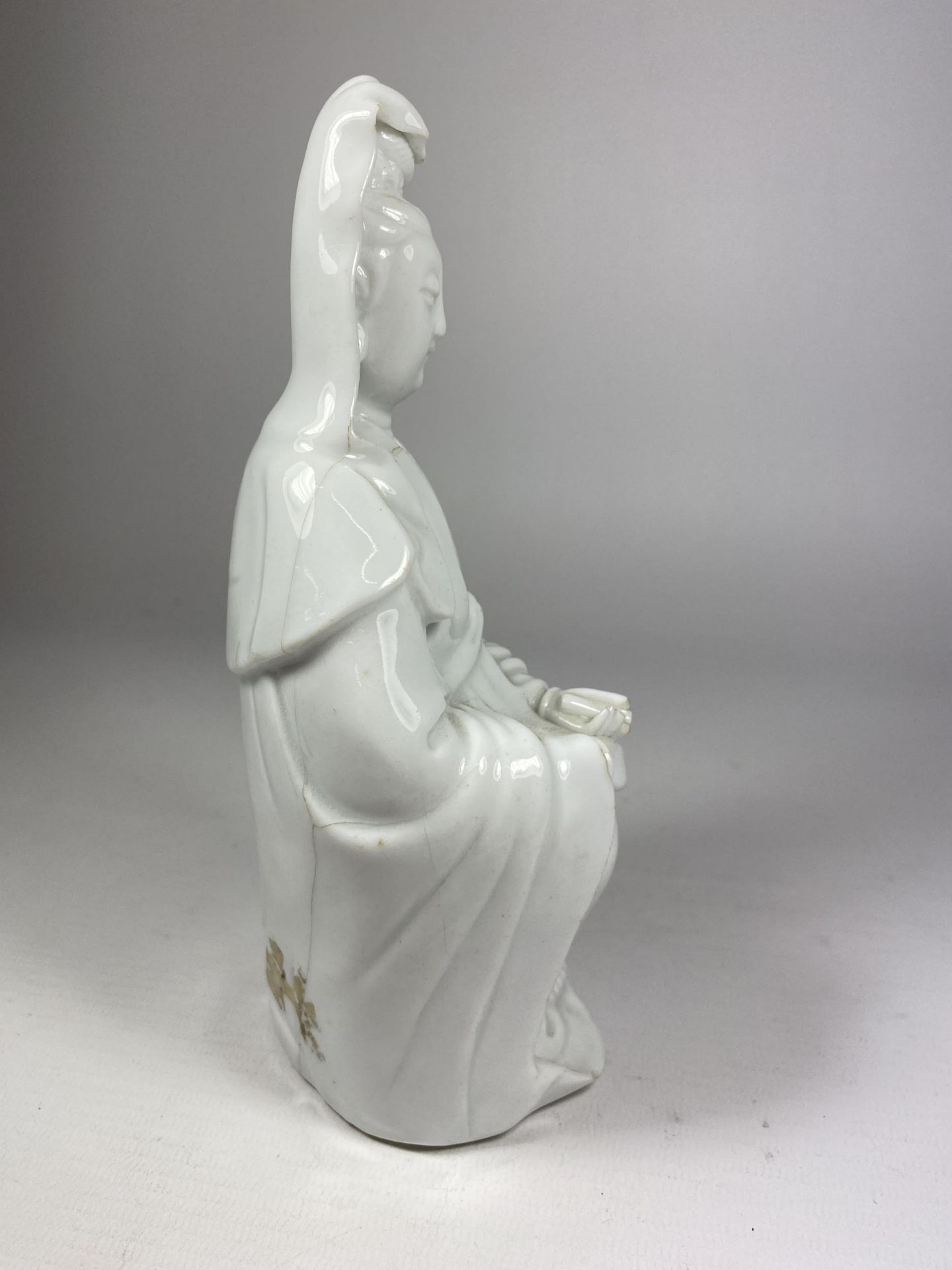 A 19TH CENTURY CHINESE PORCELAIN BLANC DE CHINE FIGURE OF GUANYIN, HEIGHT 19CM (A/F) - Image 4 of 8