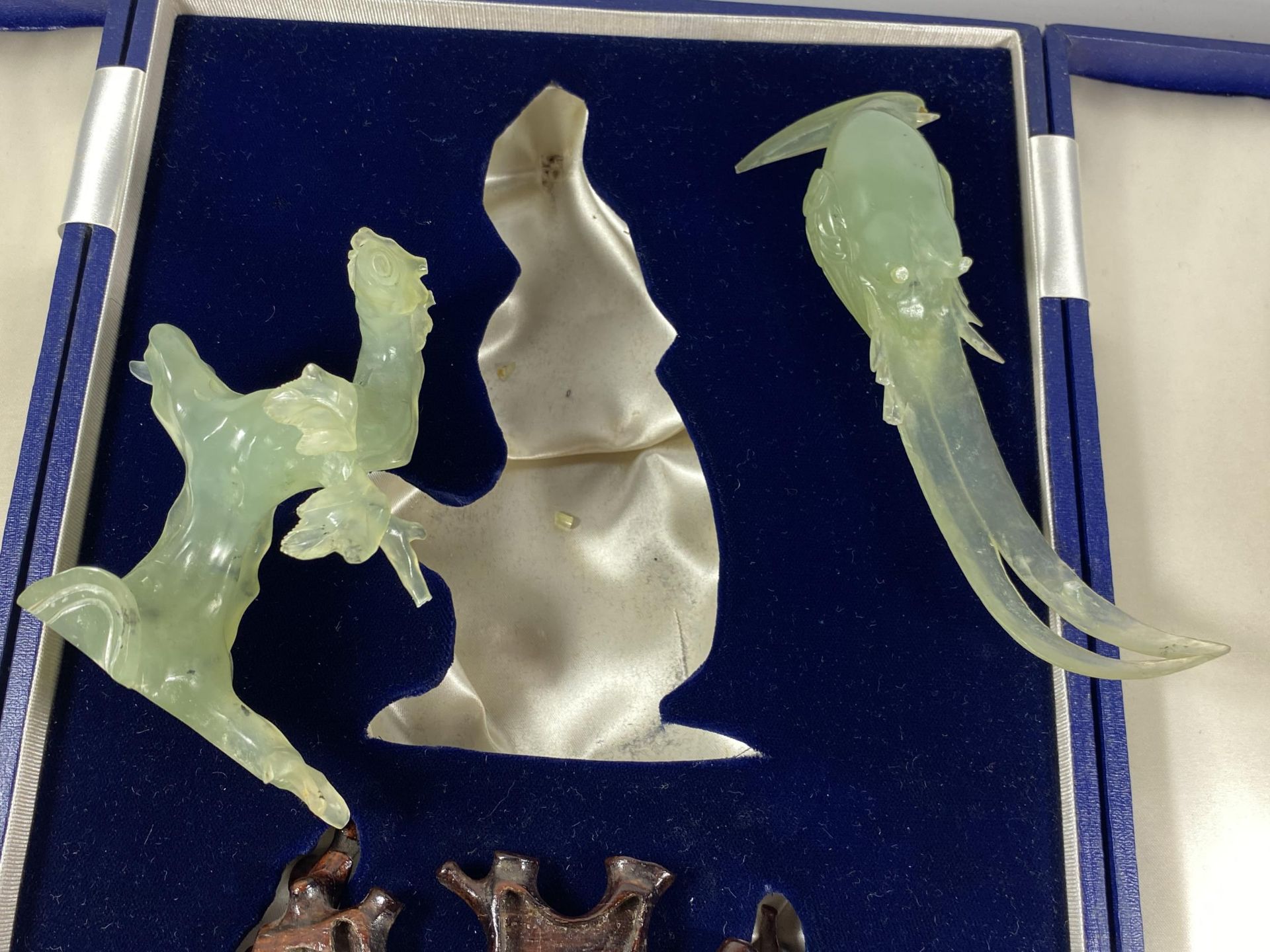 A BOXED VINTAGE CHINESE JADE TYPE MODEL OF A BIRD ON WOODEN STAND, HEIGHT APPROX 18.5CM (A/F) - Image 3 of 4