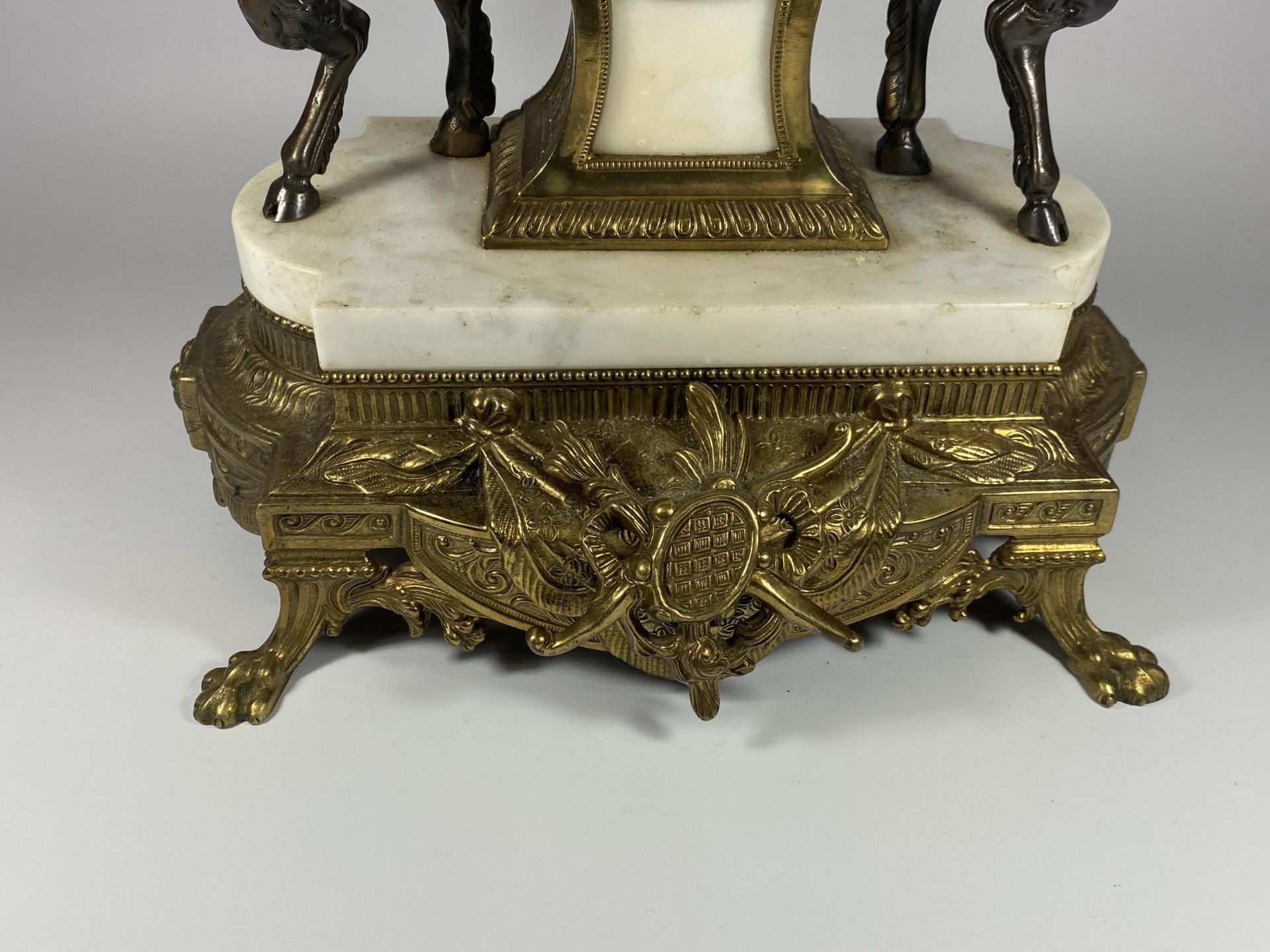 A C.1900 ITALIAN REPRODUCTION MANTLE CLOCK BY IMPERIAL IN BRASS WITH MARBLE BASE AND CHERUBS, HEIGHT - Image 3 of 6