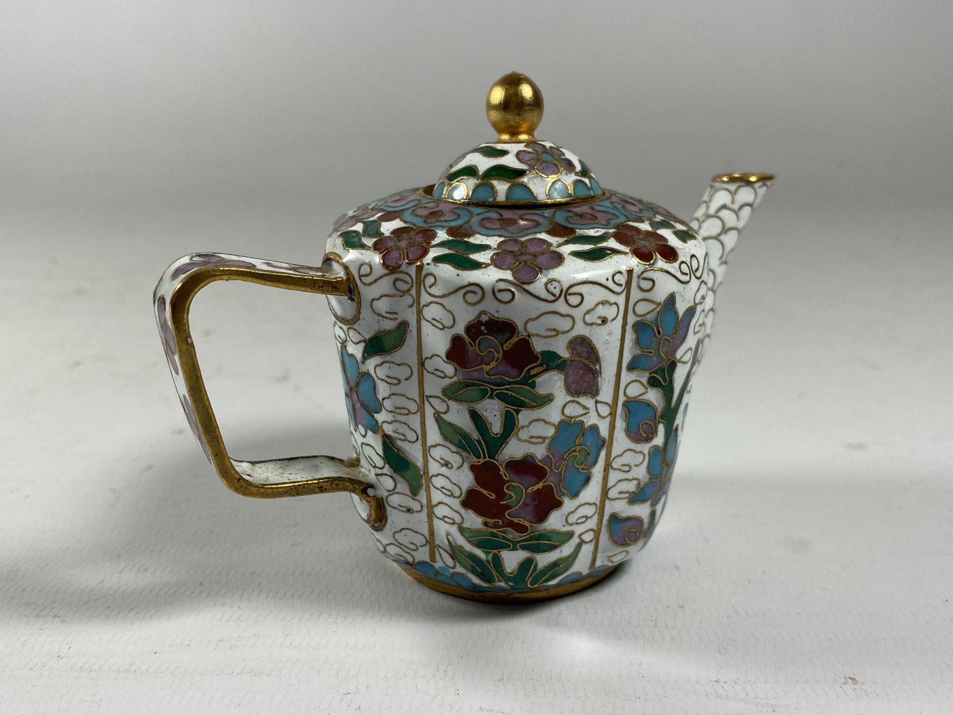 A SMALL CLOISONNE TEAPOT HEIGHT 8CM - Image 2 of 2