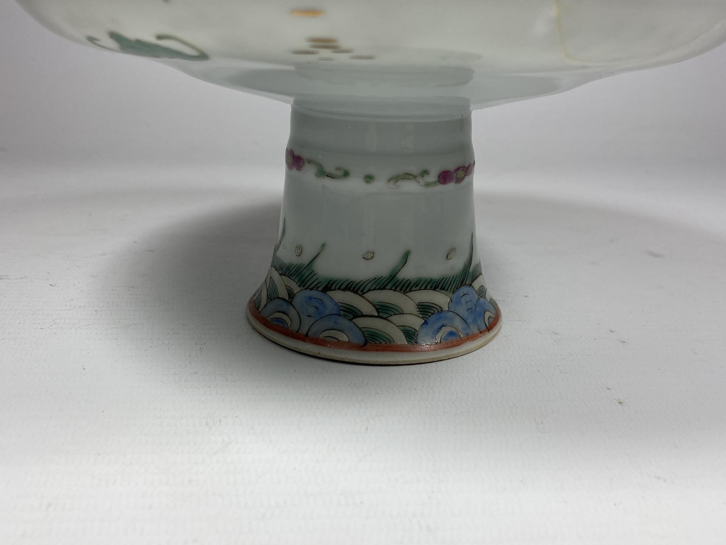 A CHINESE QING PORCELAIN TAZZA / PEDESTAL STAND WITH ENAMELLED FLORAL DESIGN, DIAMETER 18CM (A/F) - Image 3 of 8