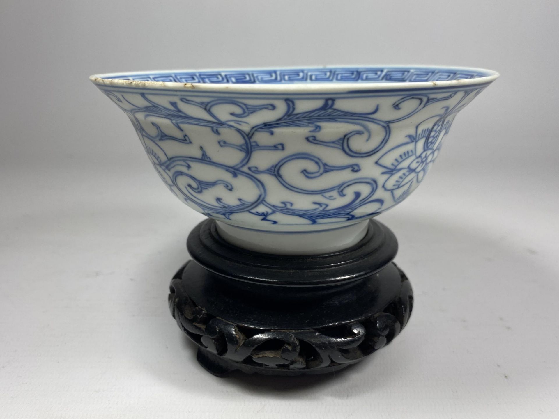 A MID-LATE 19TH CENTURY CHINESE QING TONGZHI PERIOD (1862-1874) BLUE & WHITE PORCELAIN BOWL ON - Image 4 of 8