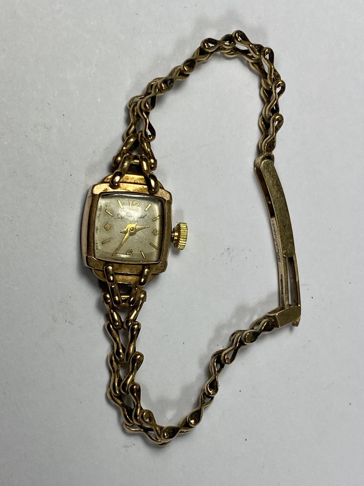 A VINTAGE LADIES ACCURIST 9CT GOLD WATCH & STRAP, GOLD WEIGHT APPROX 7G