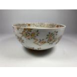AN EARLY 19TH CENTURY CHINESE EXPORT PORCELAIN BOWL WITH GILT FLORAL DESIGN, DIAMETER 17CM