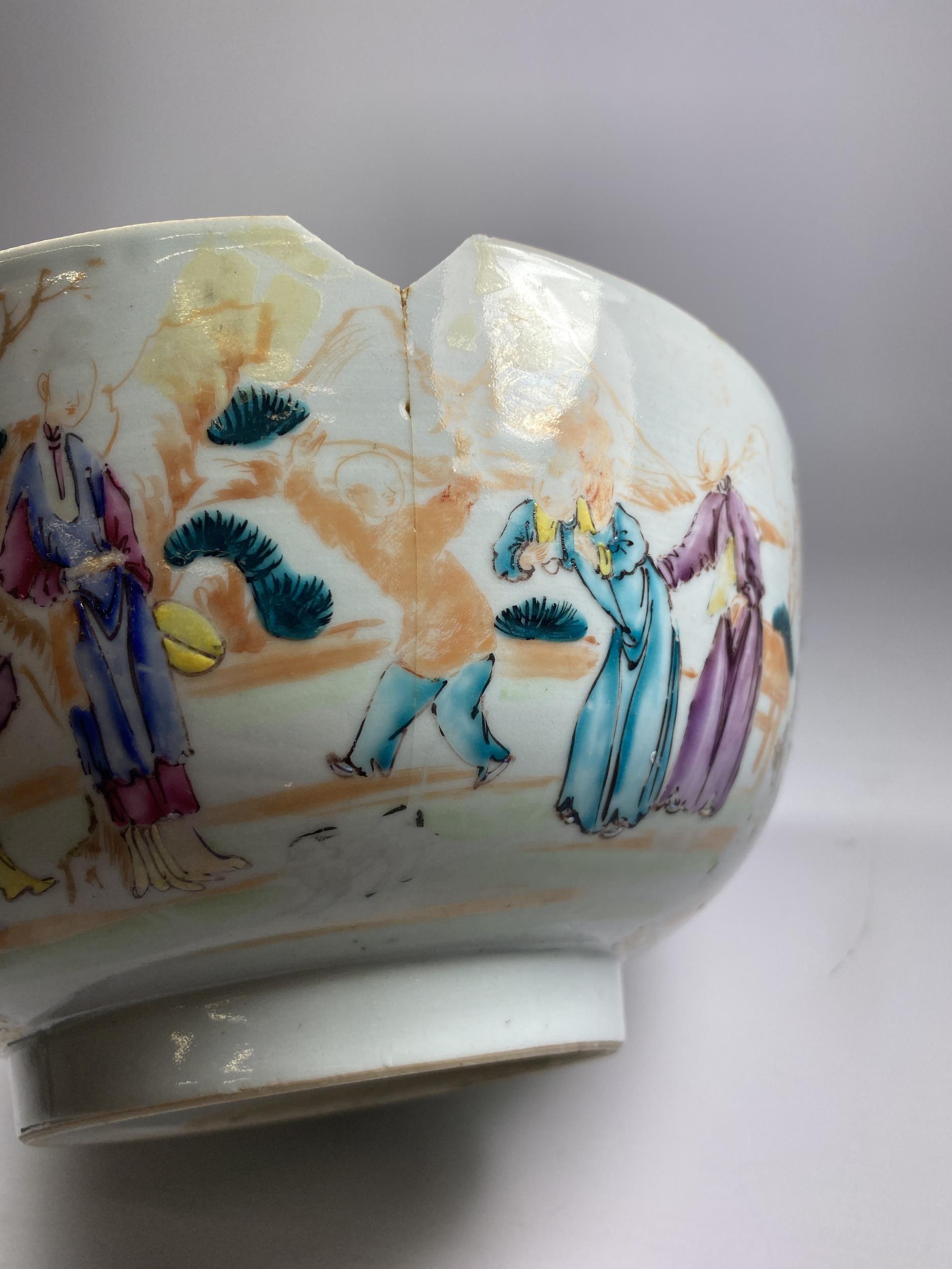 A LATE 18TH CENTURY CHINESE PORCELAIN PUNCH / FRUIT BOWL DEPICTING FIGURES, DIAMETER 23CM (A/F) - Image 5 of 9
