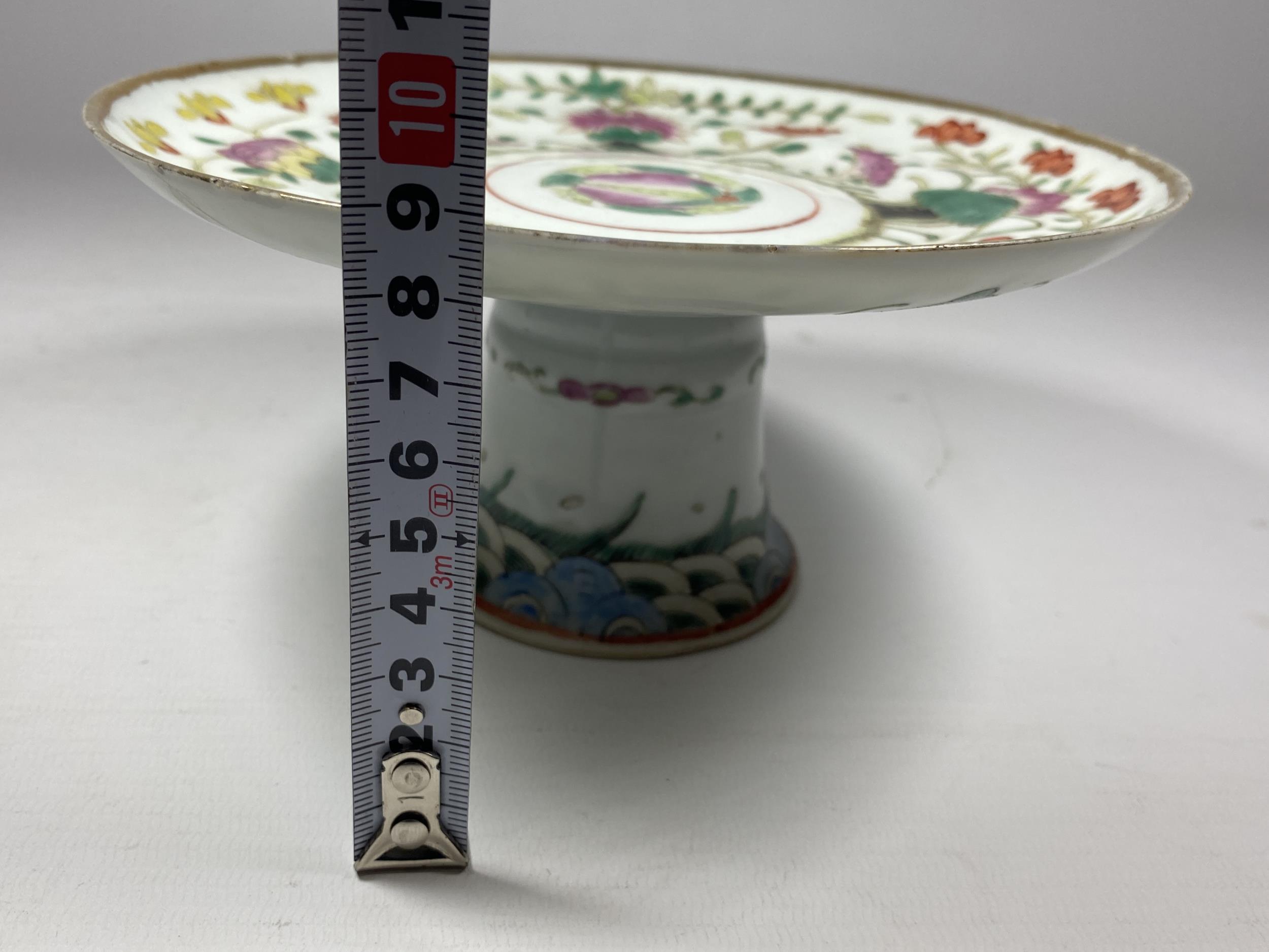 A CHINESE QING PORCELAIN TAZZA / PEDESTAL STAND WITH ENAMELLED FLORAL DESIGN, DIAMETER 18CM (A/F) - Image 8 of 8