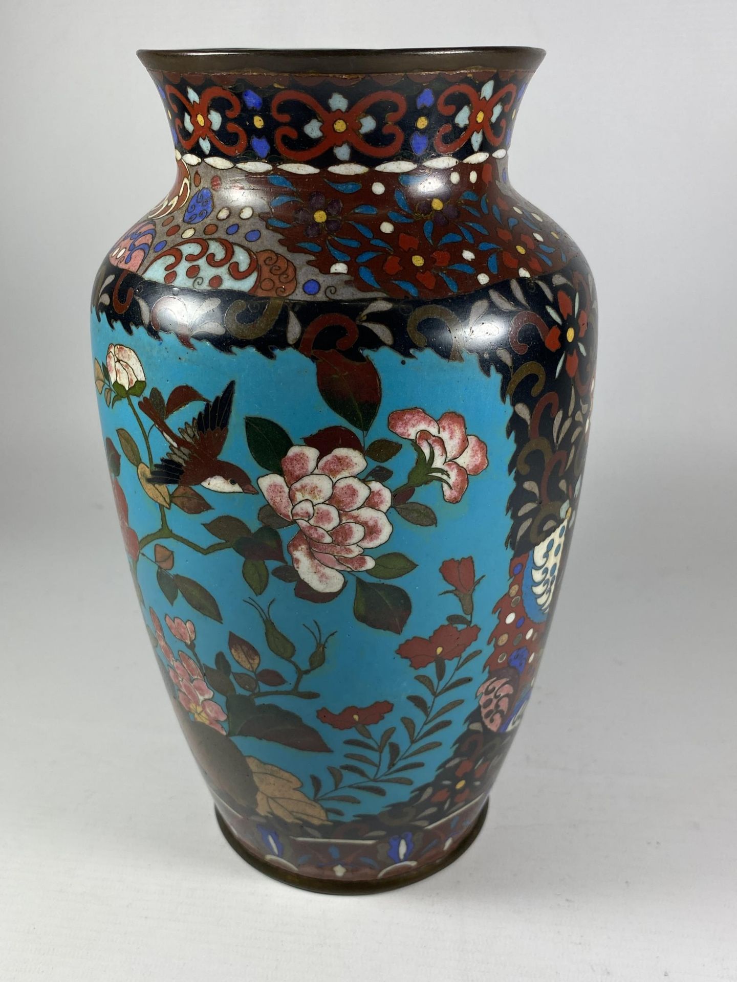 A 19TH CENTURY CHINESE CLOISONNE VASE WITH BIRD & FLORAL DESIGN, HEIGHT 26.5CM - Image 3 of 6