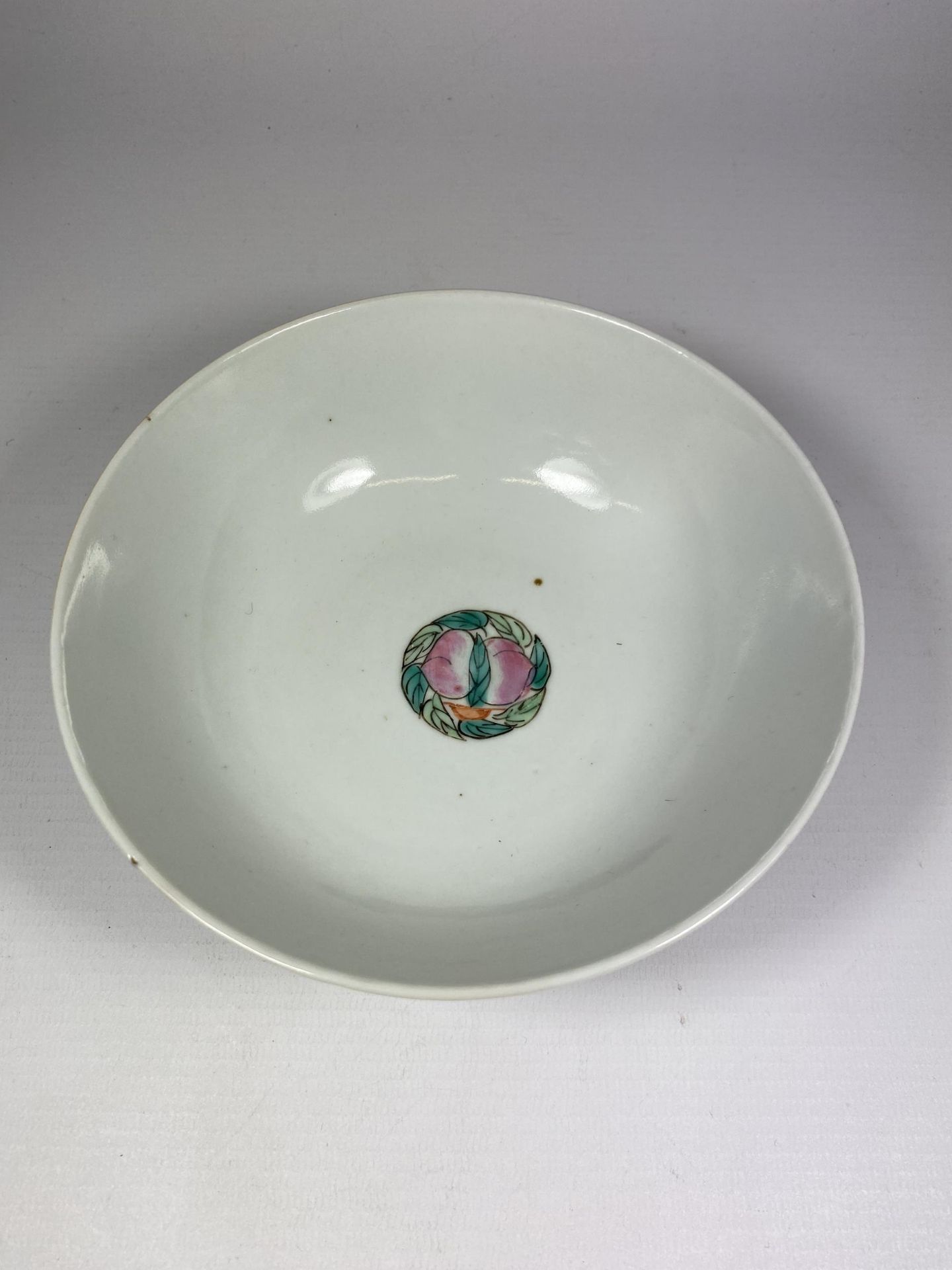 A 19TH CENTURY CHINESE FLORAL BOWL WITH SEAL MARK TO BASE, DIAMETER 16CM - Image 2 of 7