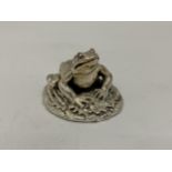 A HALLMARKED SILVER FILLED CAMELOT SILVERWARE LTD FROG FIGURE