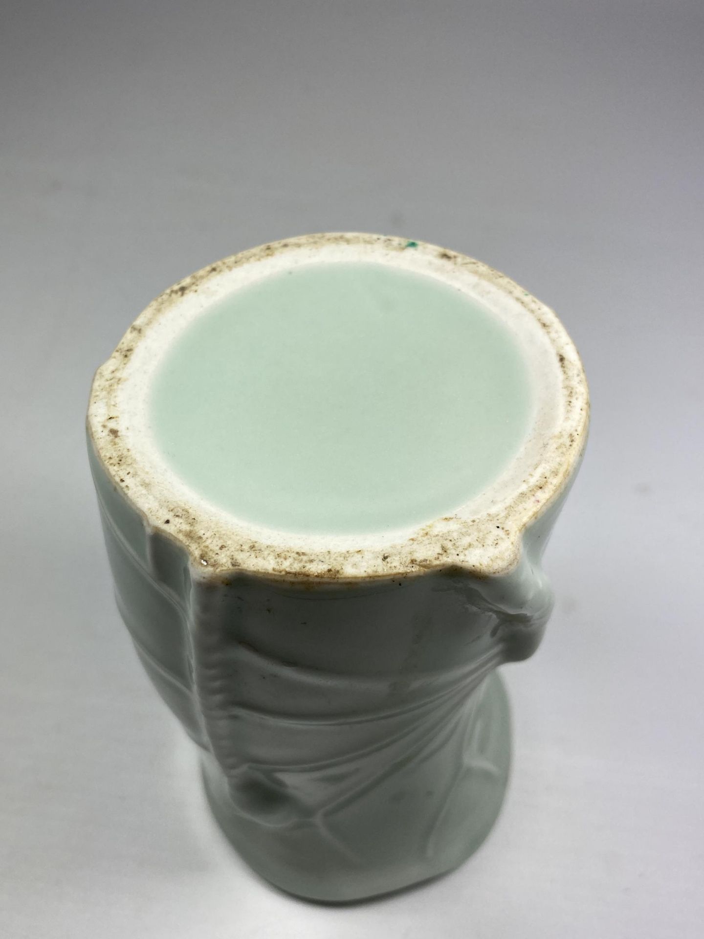 A CHINESE CELADON PORCELAIN VASE WITH STEM DESIGN, UNMARKED TO BASE, HEIGHT 12.5CM - Image 3 of 4