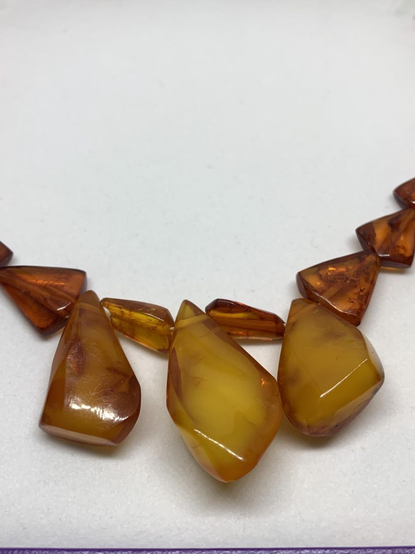 AN AMBER NECKLACE IN A PRESENTATION BOX - Image 2 of 2