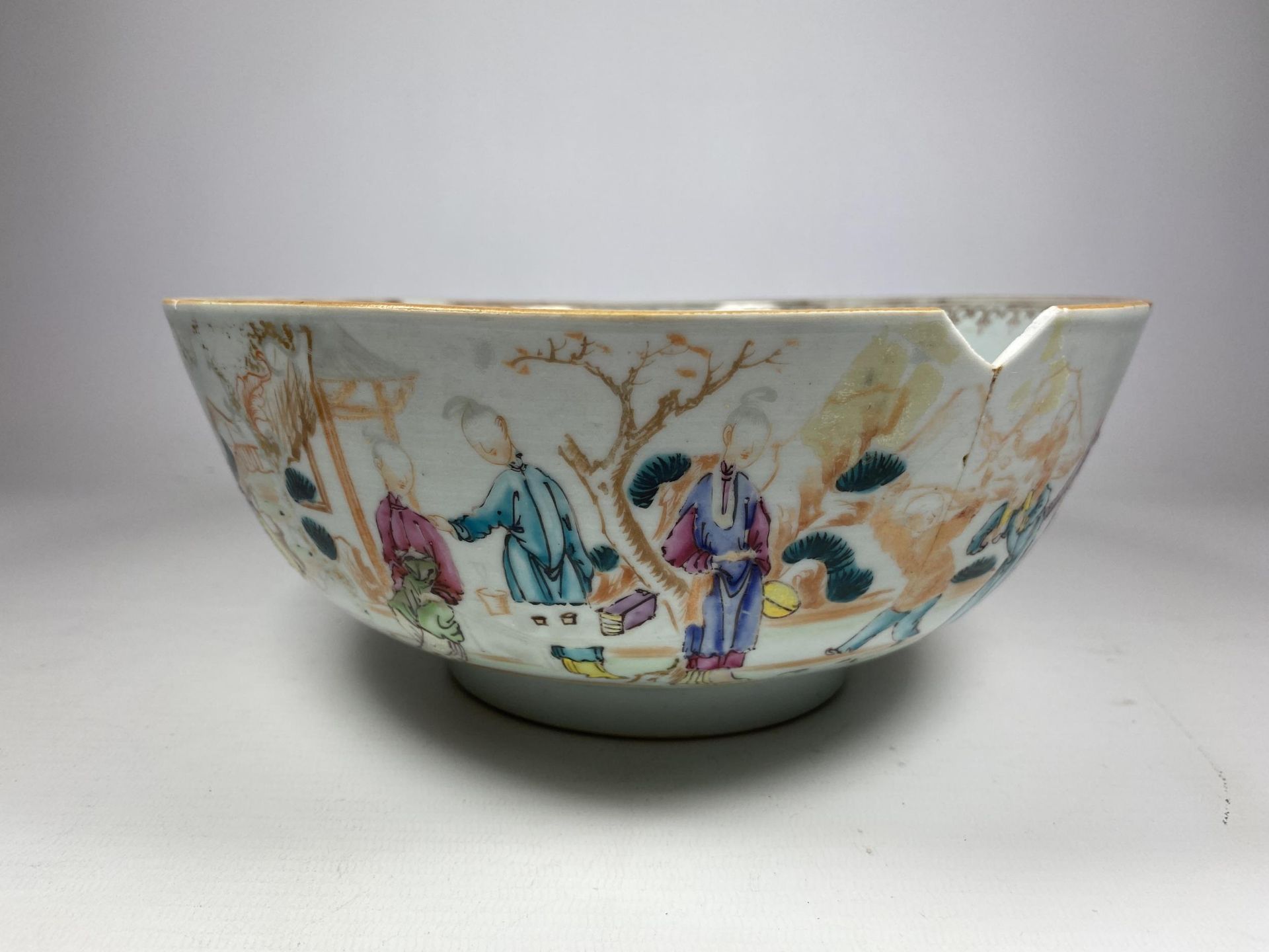 A LATE 18TH CENTURY CHINESE PORCELAIN PUNCH / FRUIT BOWL DEPICTING FIGURES, DIAMETER 23CM (A/F) - Image 3 of 9