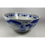 A VINTAGE CHINESE BLUE AND WHITE PORCELAIN FRUIT BOWL, DIAMETER 25.5CM