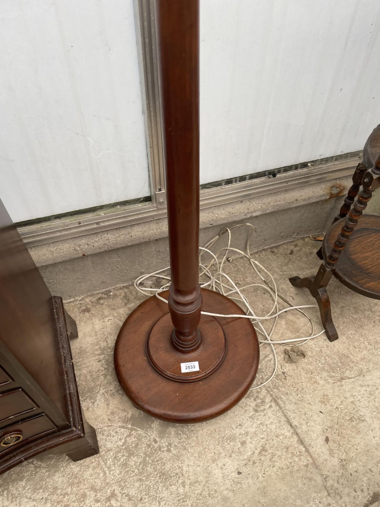 AN EARLY 20TH CENTURY MAHOGANY STANDARD LAMP WITH TURNED COLUMN - Image 3 of 3