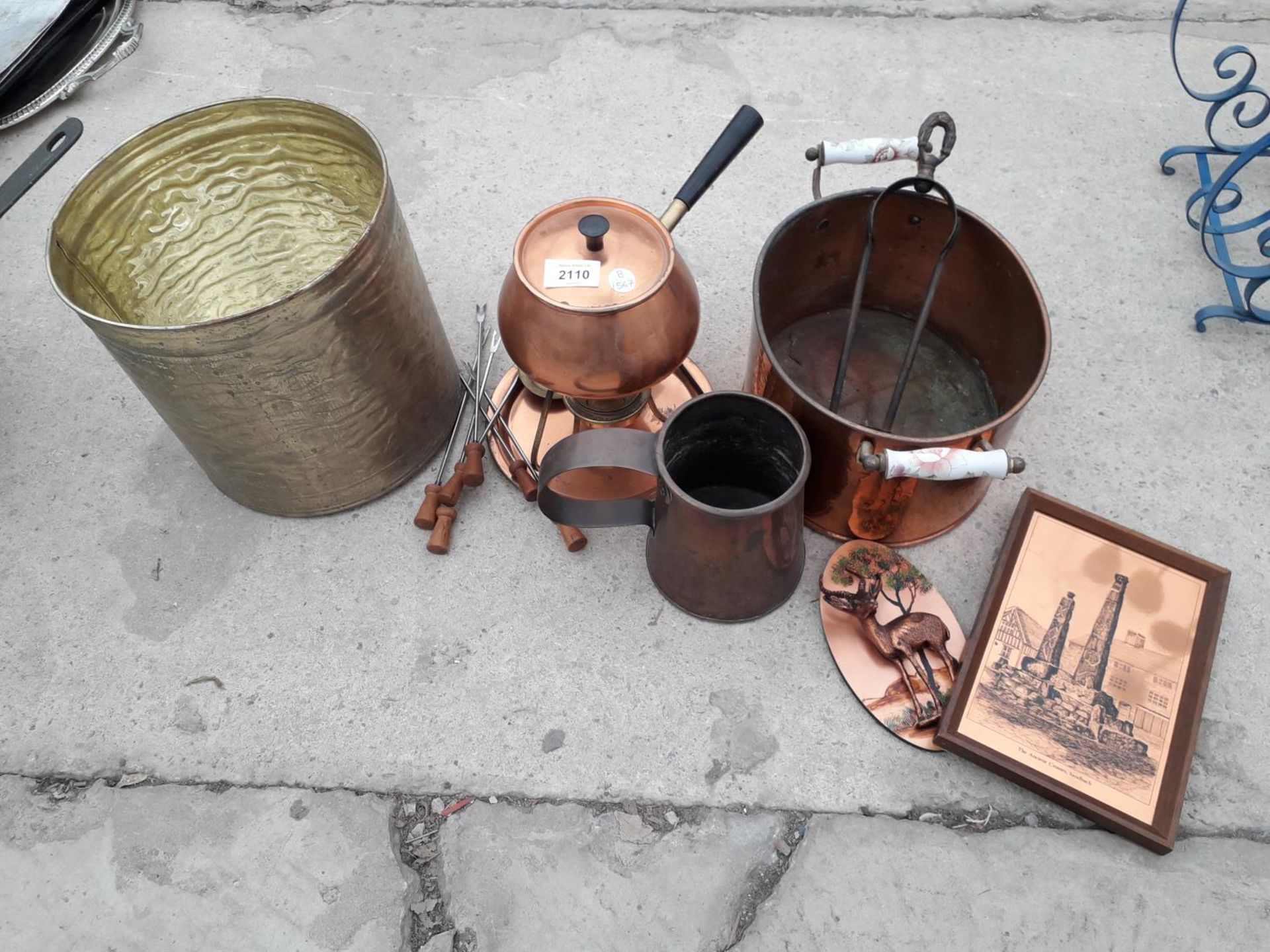 AN ASSORTMENT OF COPPER AND BRASS ITEMS TO INCLUDE A FONDUE SET AND A TANKARD ETC