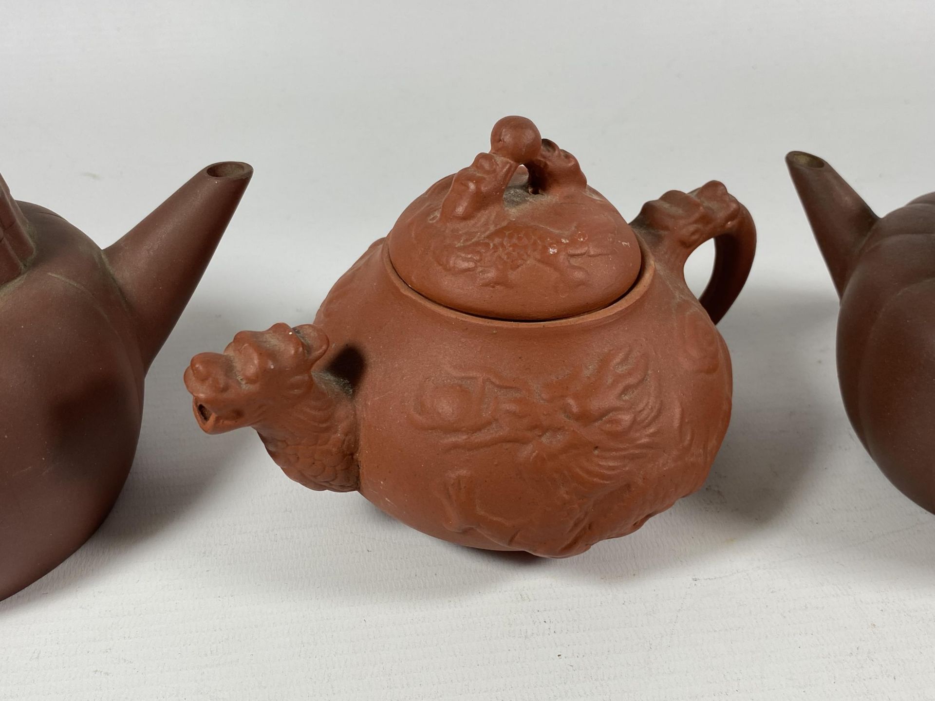 A GROUP OF THREE CHINESE YIXING CLAY TEAPOTS, LARGEST 10.5CM - Image 3 of 5