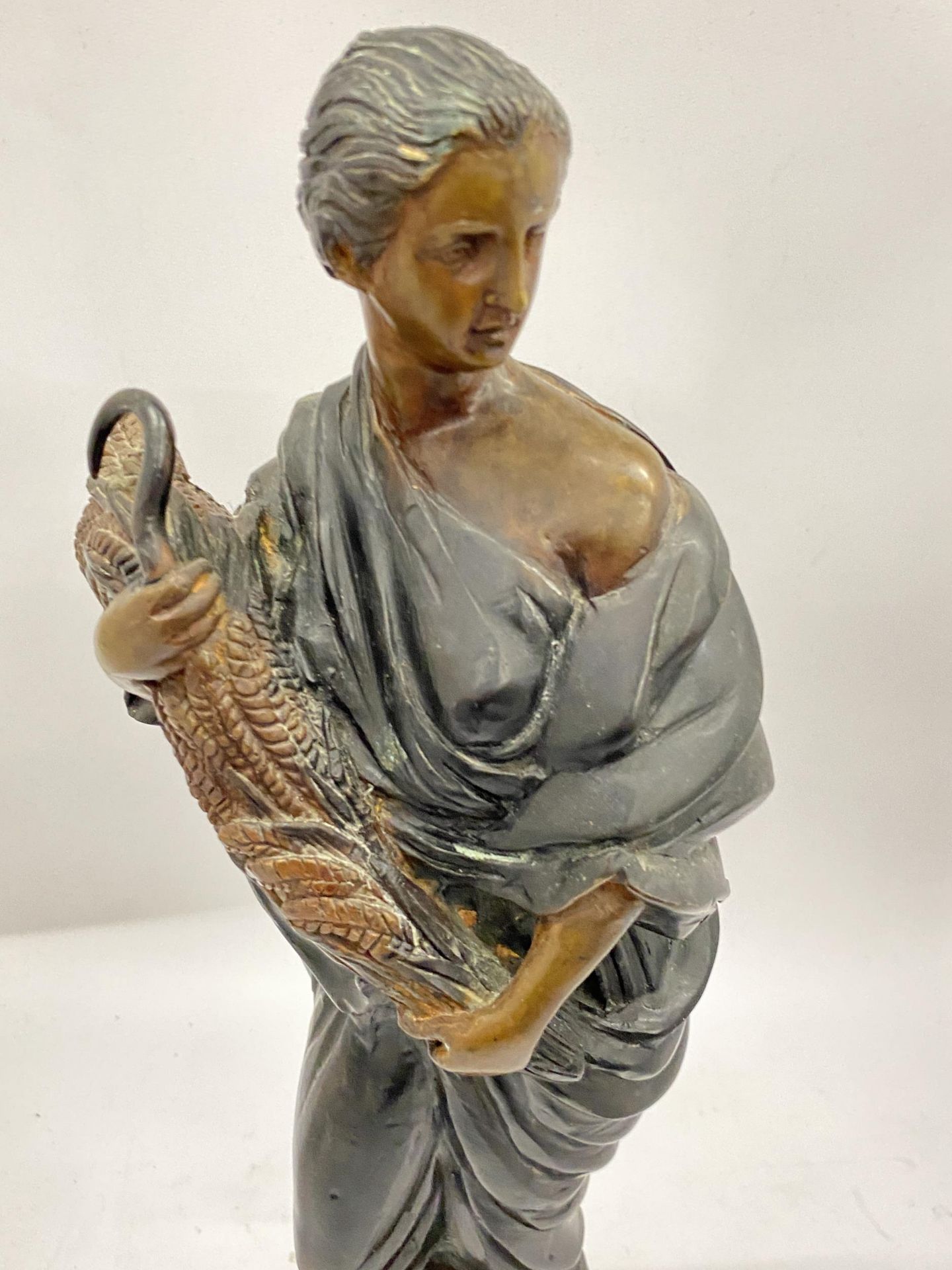 A BRONZE MODEL OF A LADY, HEIGHT 41CM - Image 2 of 3