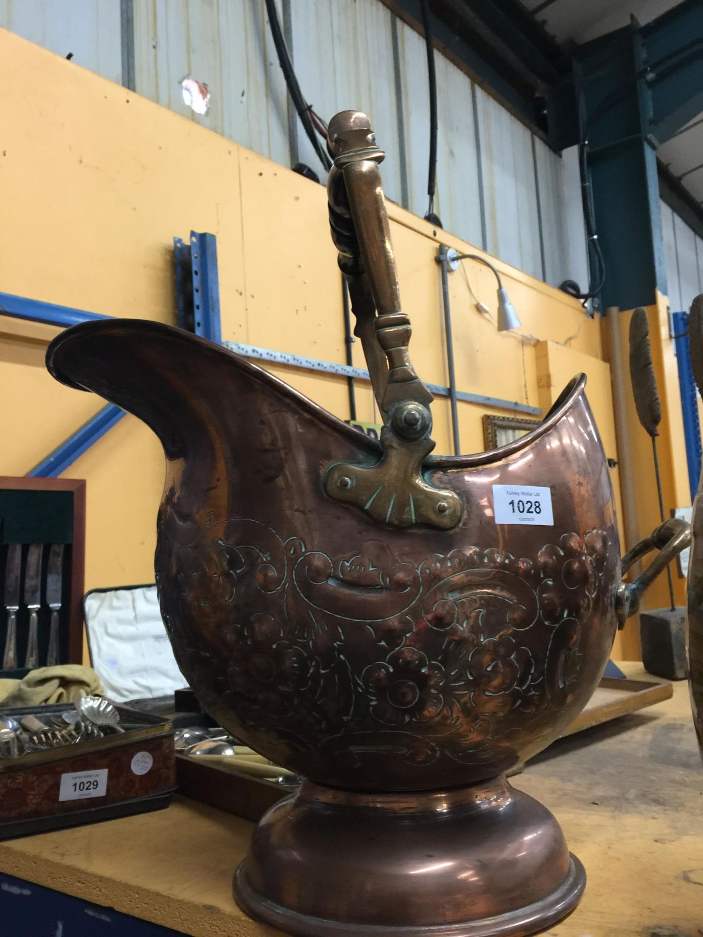 A LARGE FIREMAN'S HELMET STYLE COPPER COAL SCUTTLE HEIGHT 35CM