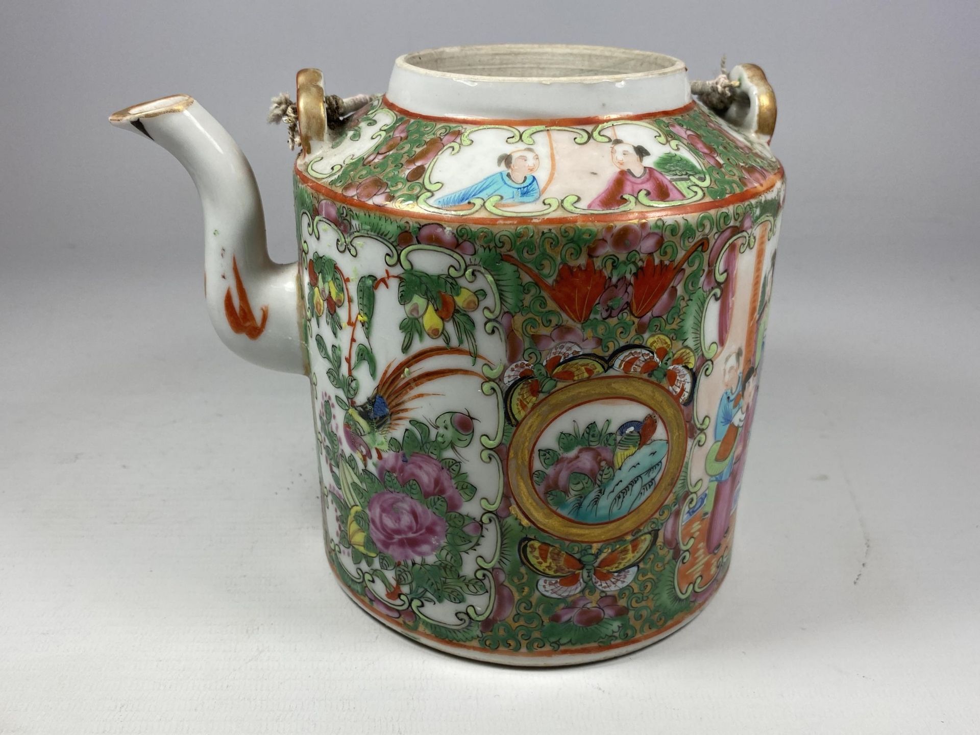 A 19TH CENTURY CHINESE CANTON FAMILLE ROSE MEDALLION TEAPOT, HEIGHT 16CM