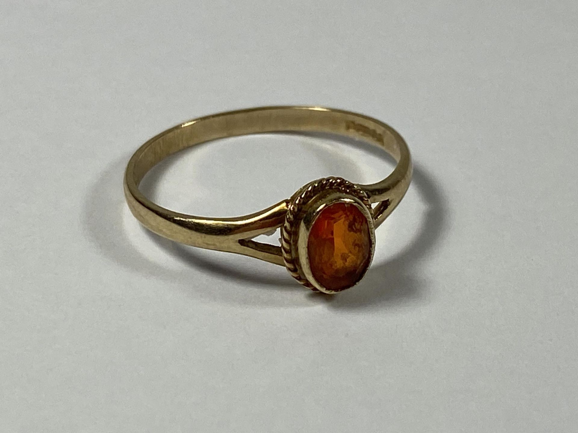 A 9CT GOLD RING WITH ORANGE STONE, WEIGHT 1.3G