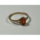 A 9CT GOLD RING WITH ORANGE STONE, WEIGHT 1.3G