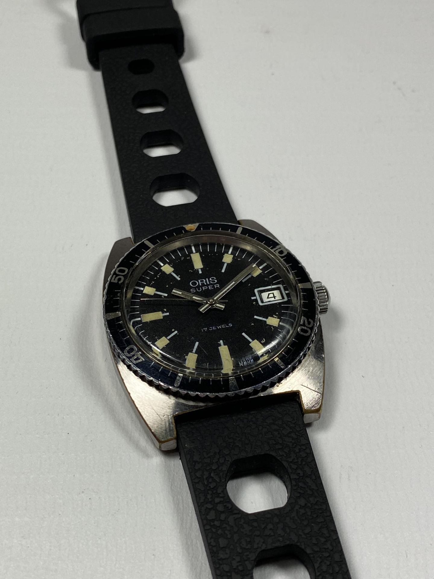 A VINTAGE ORIS SUPER DIVERS WATCH WITH ORIGINAL BOX & GUARANTEE - Image 5 of 7