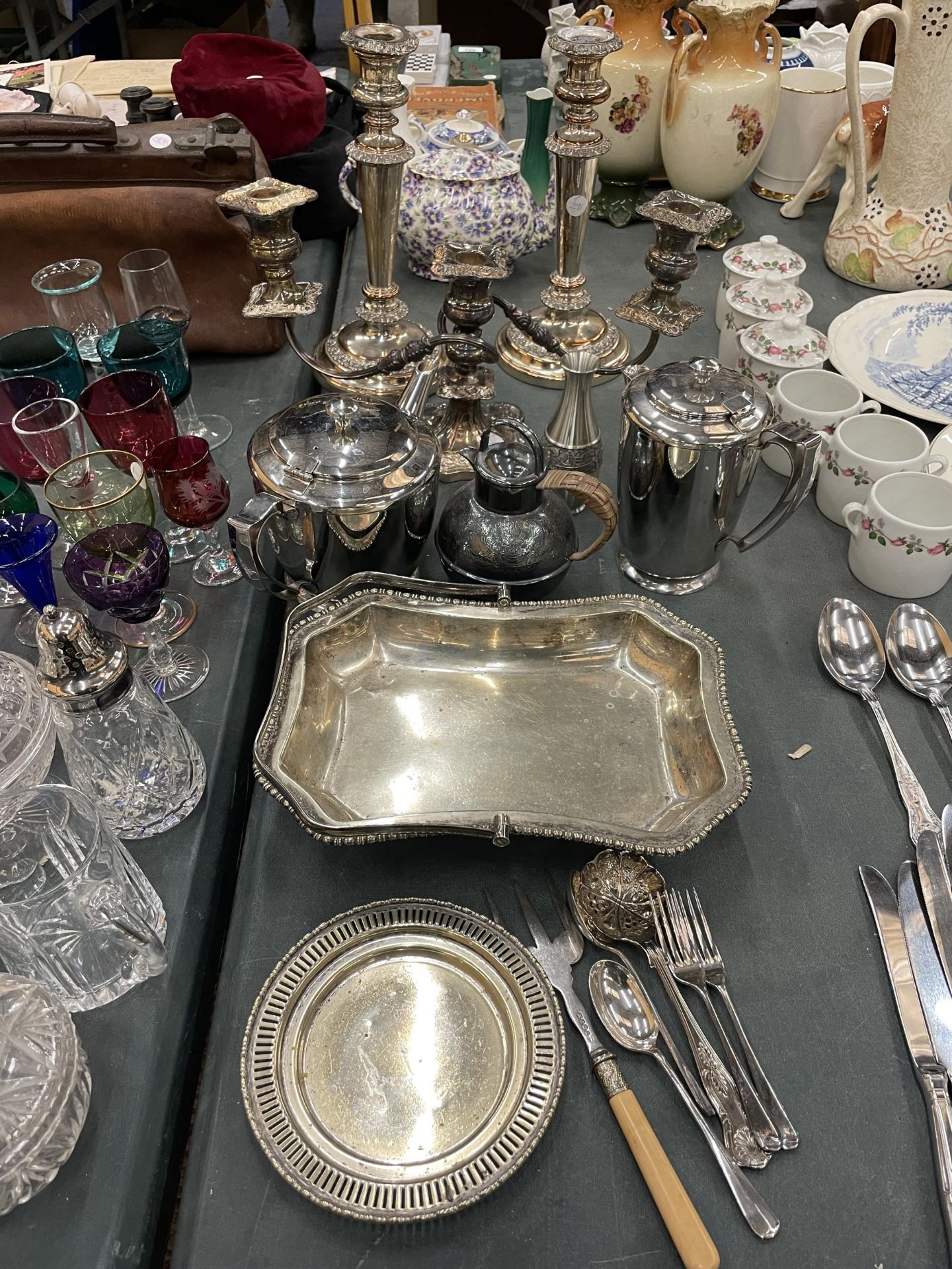 VARIOUS SILVER PALTED ITEMS TO INCLUDE A CANDLEABRA, CANDLESTICKS, HANDLES TRAY, TEA AND COFFEE POTS