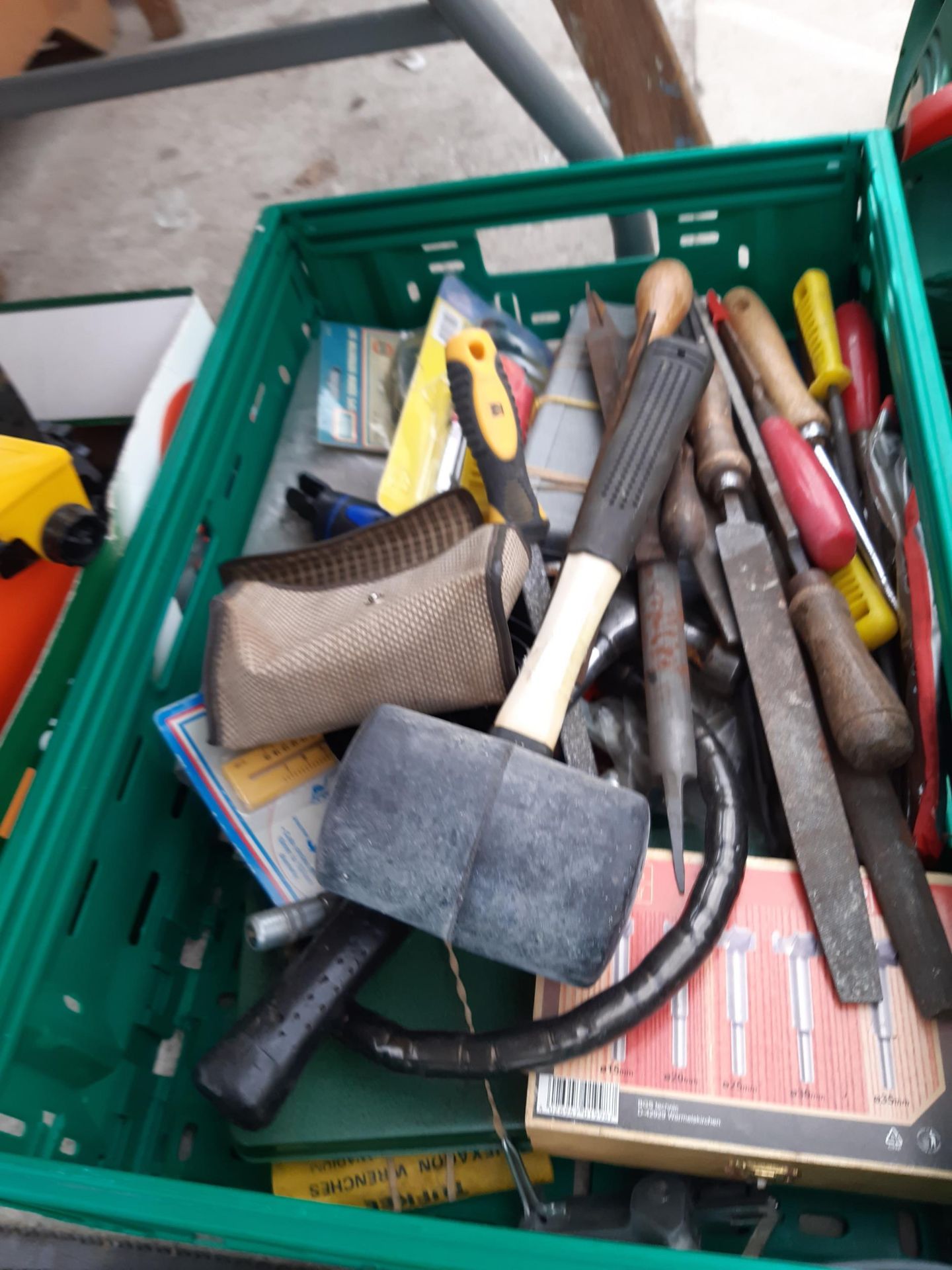 AN ASSORTMENT OF TOOLS TO INCLUDE FILES AND AN ELECTRIC HEDGE TRIMMER ETC - Image 3 of 4