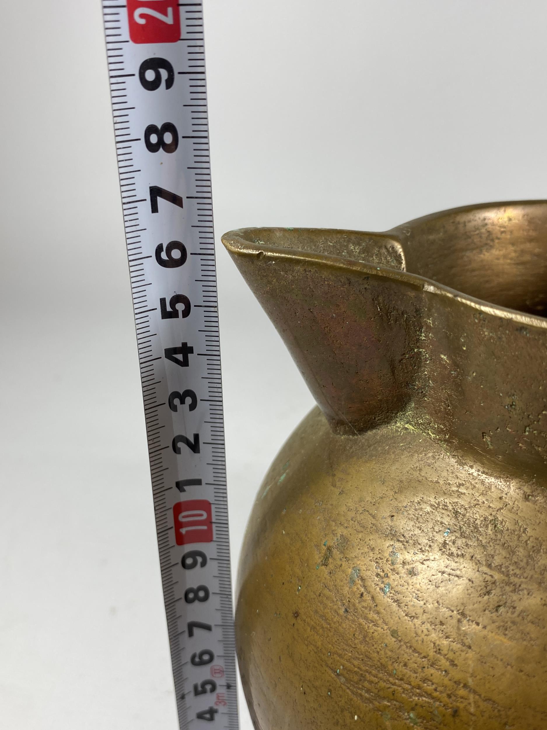 AN UNUSUAL HEAVY BRASS JUG OF SPHERICAL BASE, HEIGHT 16CM - Image 5 of 5