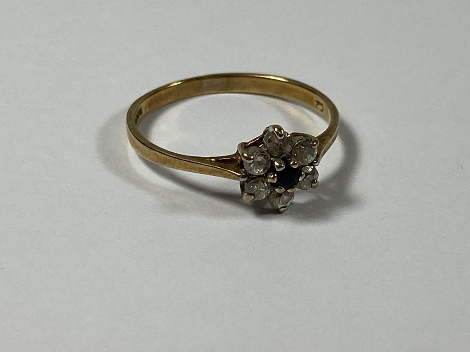 A 9CT GOLD SAPPHIRE & CZ CLUSTER RING, WEIGHT 1.2G