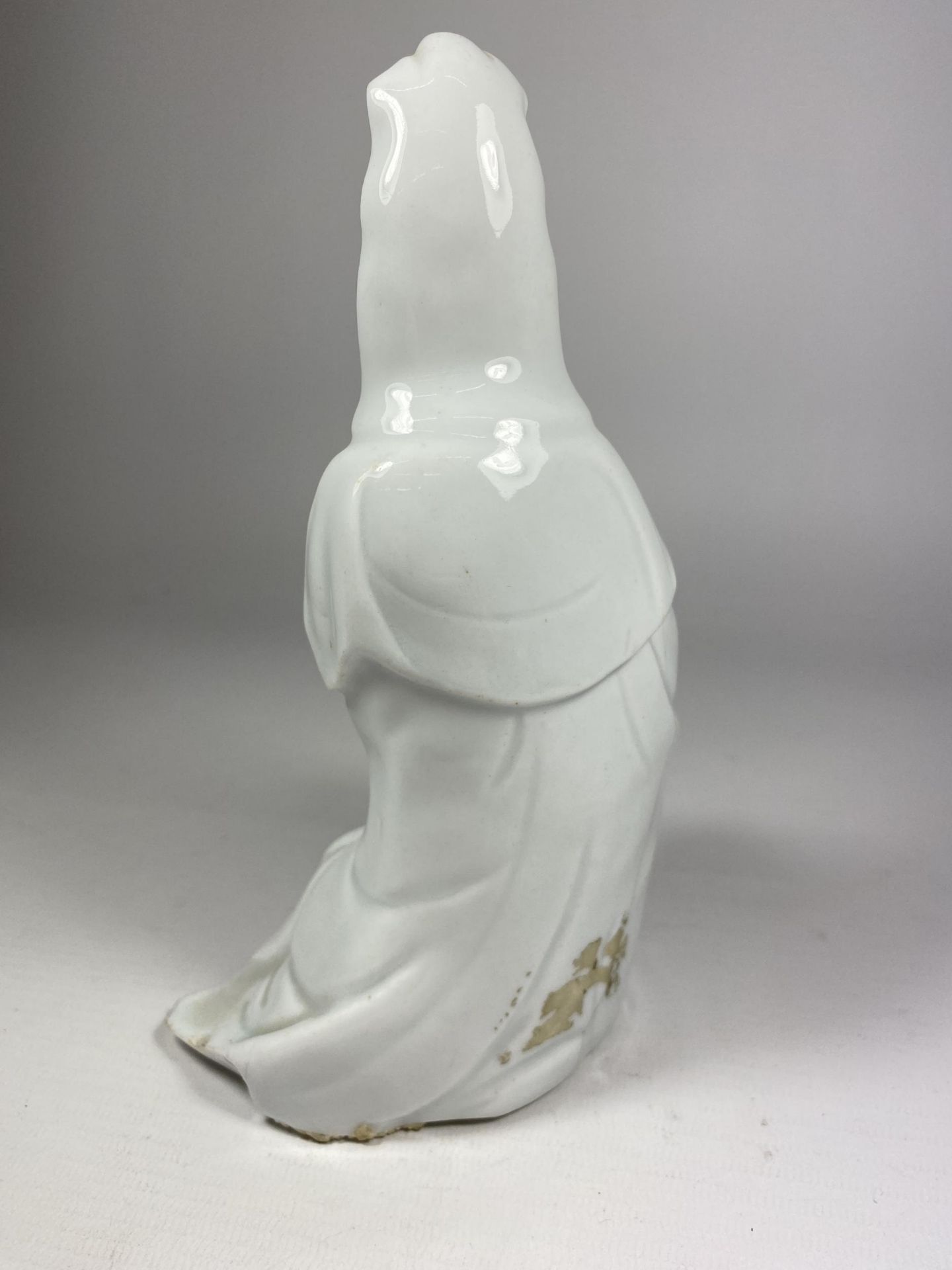 A 19TH CENTURY CHINESE PORCELAIN BLANC DE CHINE FIGURE OF GUANYIN, HEIGHT 19CM (A/F) - Image 3 of 8