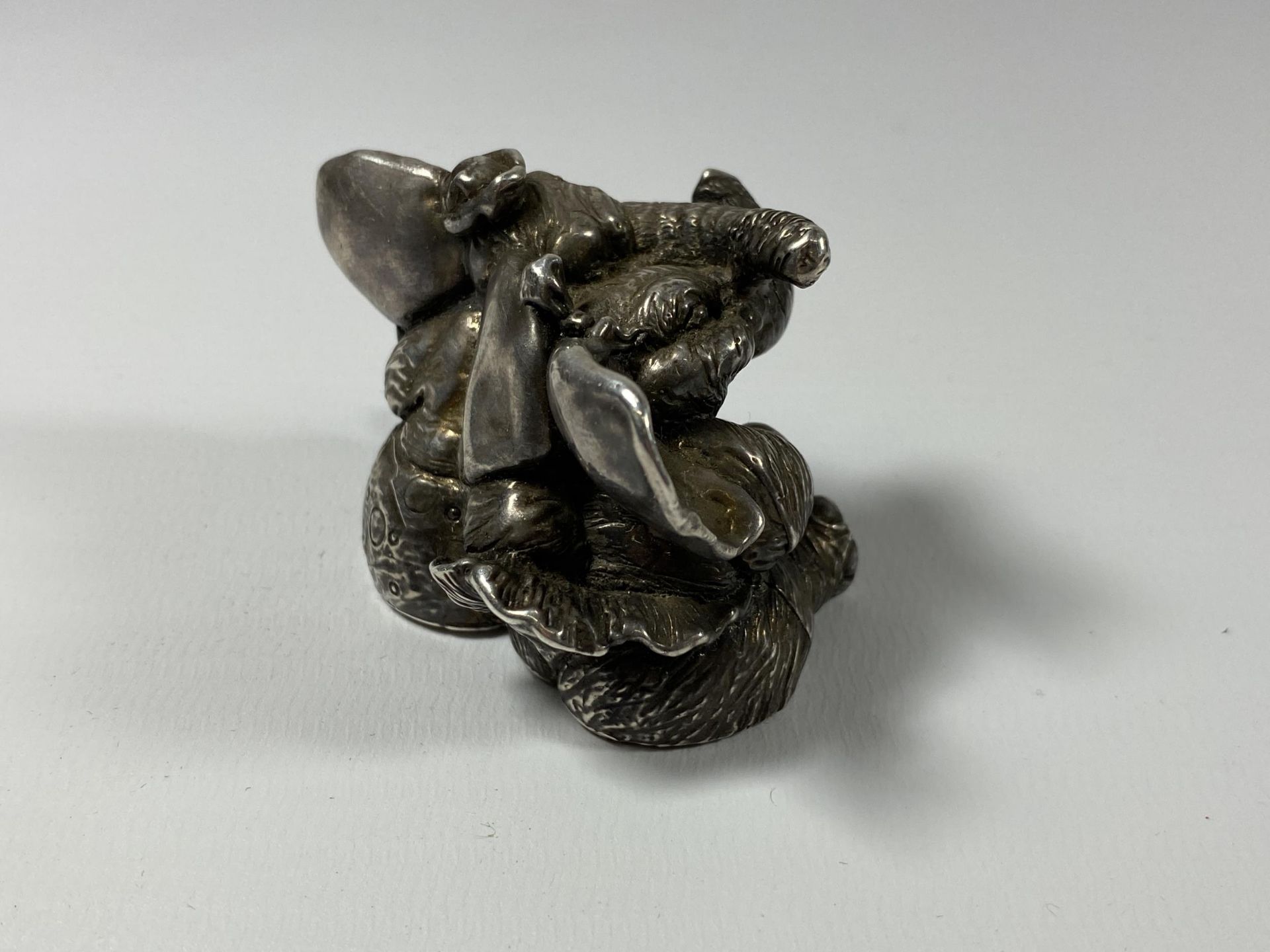 A SMALL ORIENTAL .925 SILVER MODEL OF AN ELEPHANT, HEIGHT 4CM - Image 2 of 4