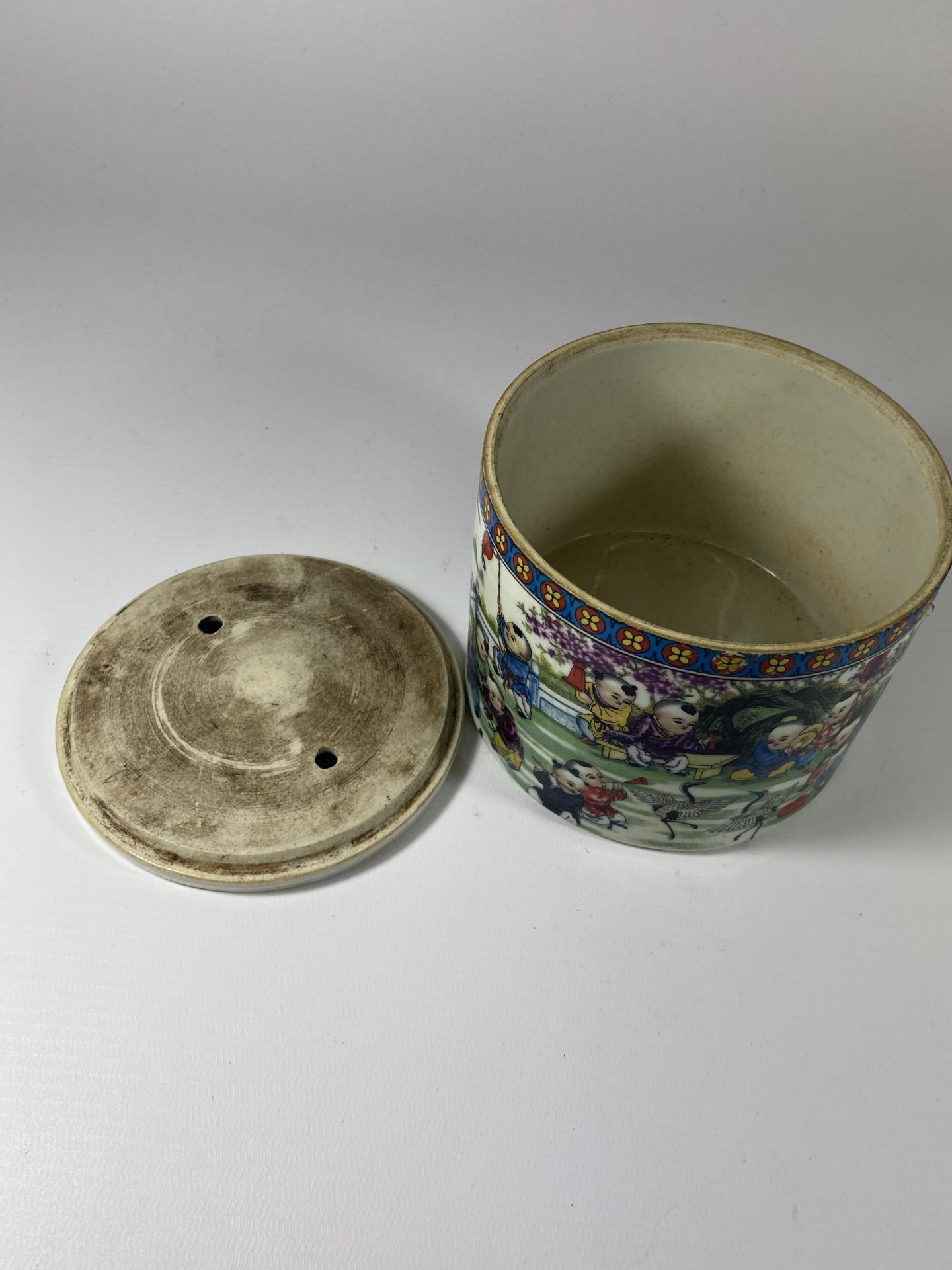 A DECORATIVE CHINESE LIDDED JAR, HEIGHT 10CM - Image 3 of 4