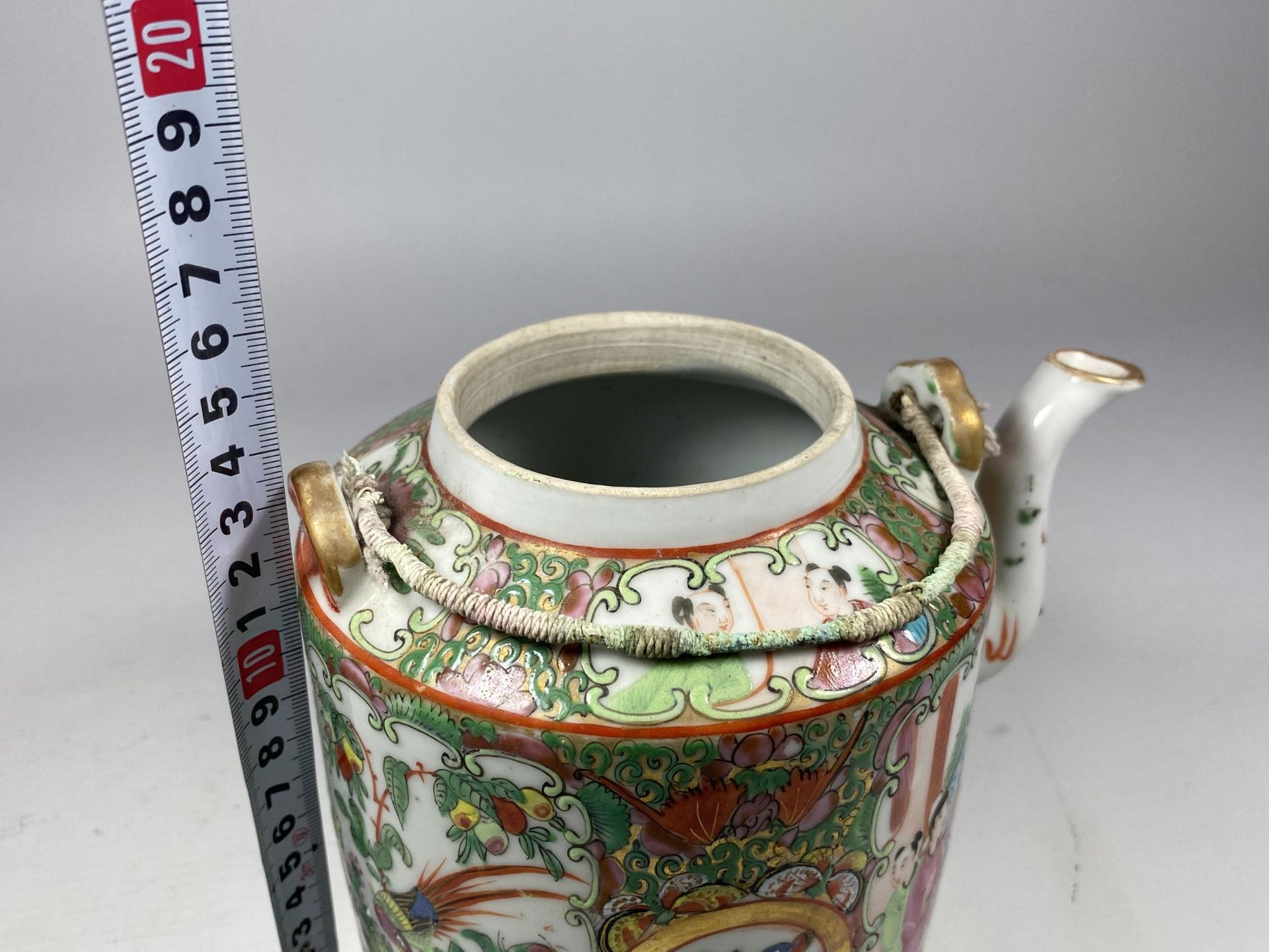 A 19TH CENTURY CHINESE CANTON FAMILLE ROSE MEDALLION TEAPOT, HEIGHT 16CM - Image 5 of 5