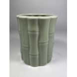 A CHINESE CELADON PORCELAIN BITONG BAMBOO DESIGN VASE, SEAL MARK TO BASE, HEIGHT 12CM