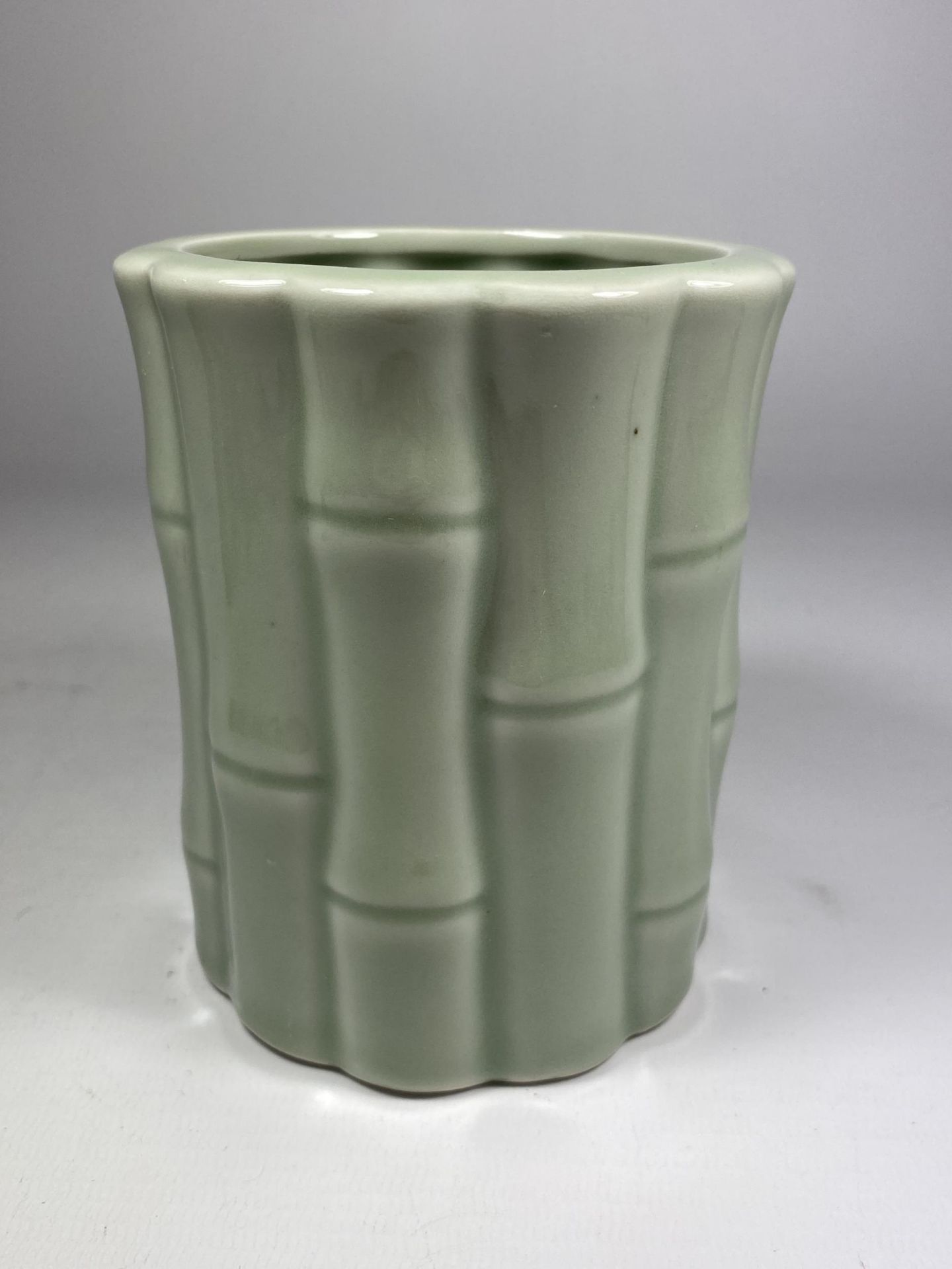 A CHINESE CELADON PORCELAIN BITONG BAMBOO DESIGN VASE, SEAL MARK TO BASE, HEIGHT 12CM