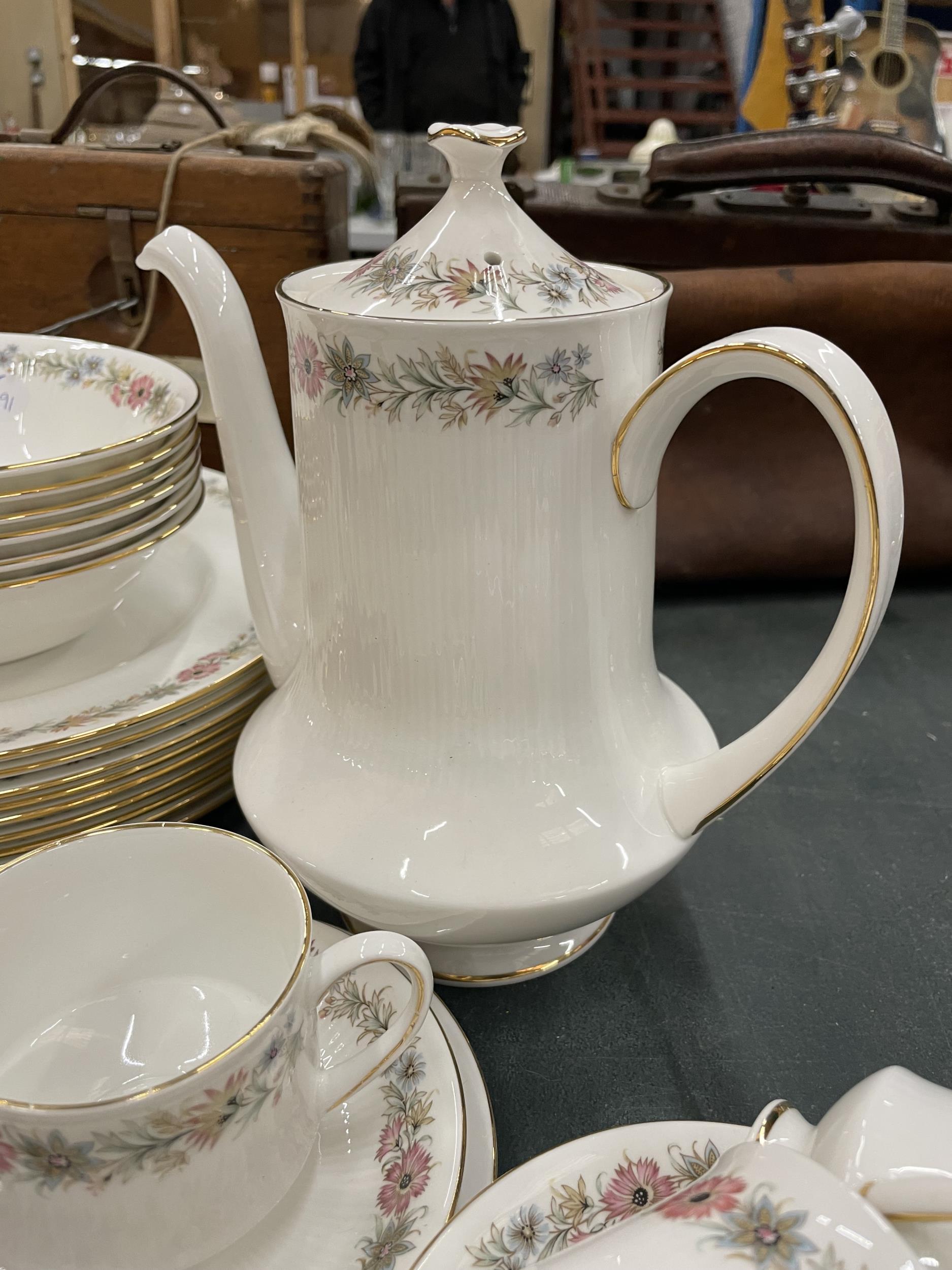 A PARAGON BELINDA PART DINNER SERVICE TO INCLUDE DINNER PLATES, CUPS AND SAUCERS, COFFEE POT, - Image 2 of 5