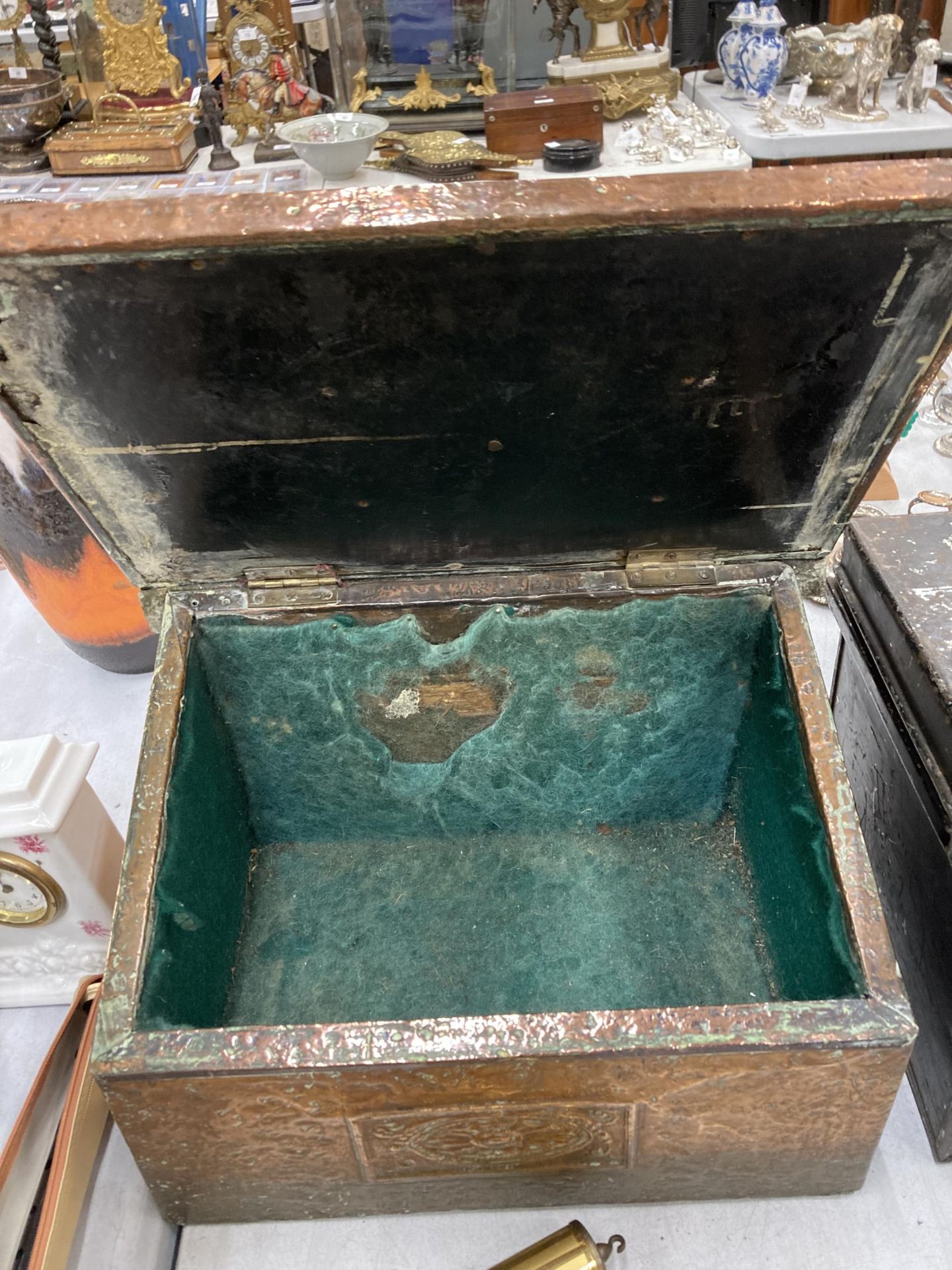 A COPPER SLIPPER BOX - Bild 2 aus 2